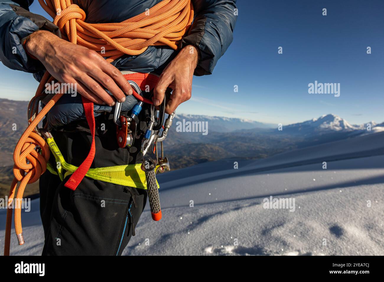 Die Hände des Mannes halten Schneeklettern, Schrauben, Karabiner, Seil Stockfoto
