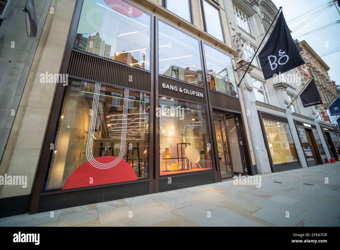 LONDON, 29. OKTOBER 2024: Bang & Olufsen Store in der Bond Street. High-End-Fernseher, Audiosysteme und Heimautomatisierungsprodukte Stockfoto