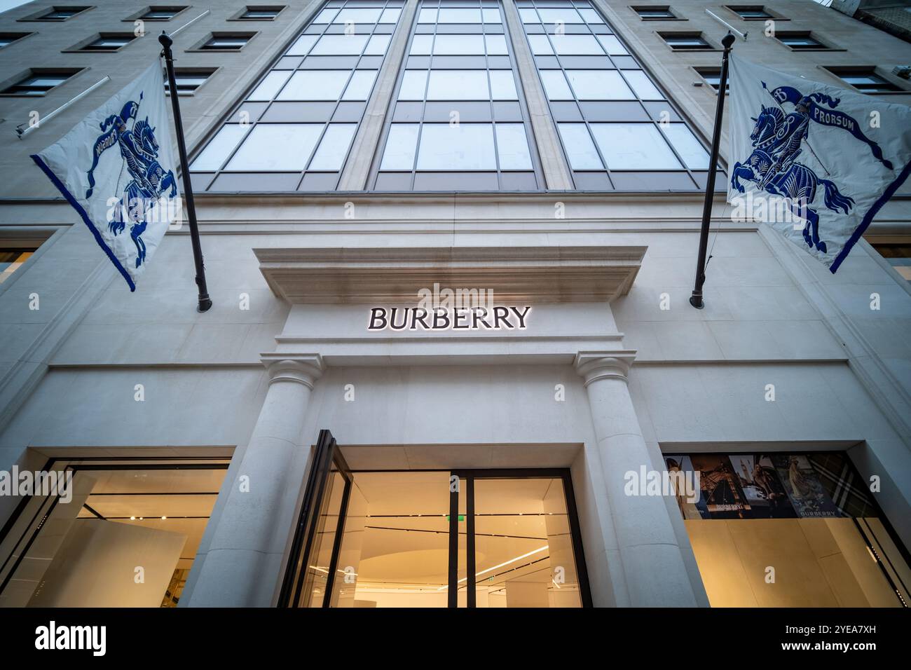 LONDON, 29. OKTOBER 2024: Burberry Store in der Bond Street, Mayfair, britische Luxusmodemarke Stockfoto