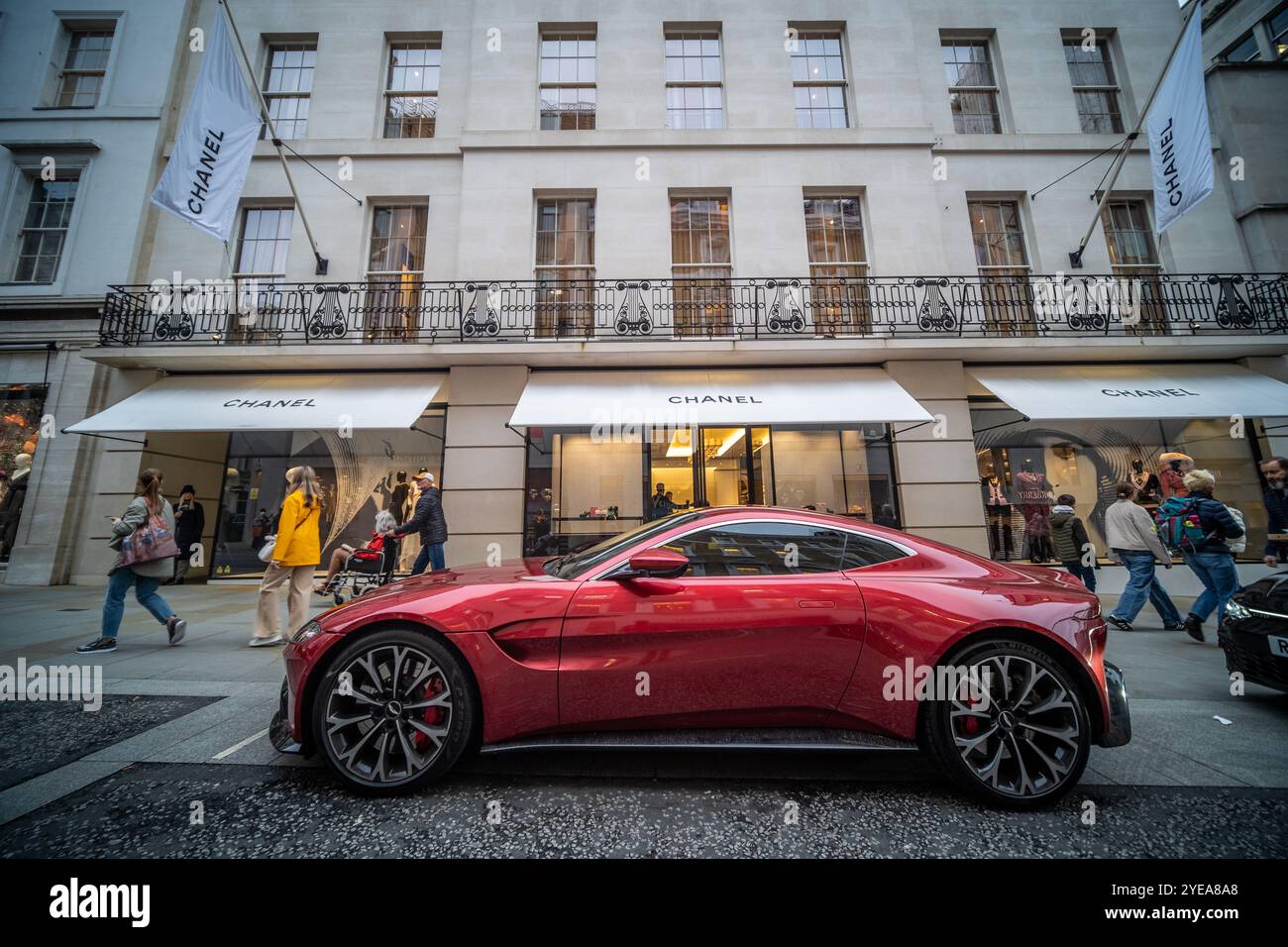 LONDON, 29. OKTOBER 2024: Chanel Designer Fashion Shop in der Bond Street, eine französische Luxusmarke Stockfoto