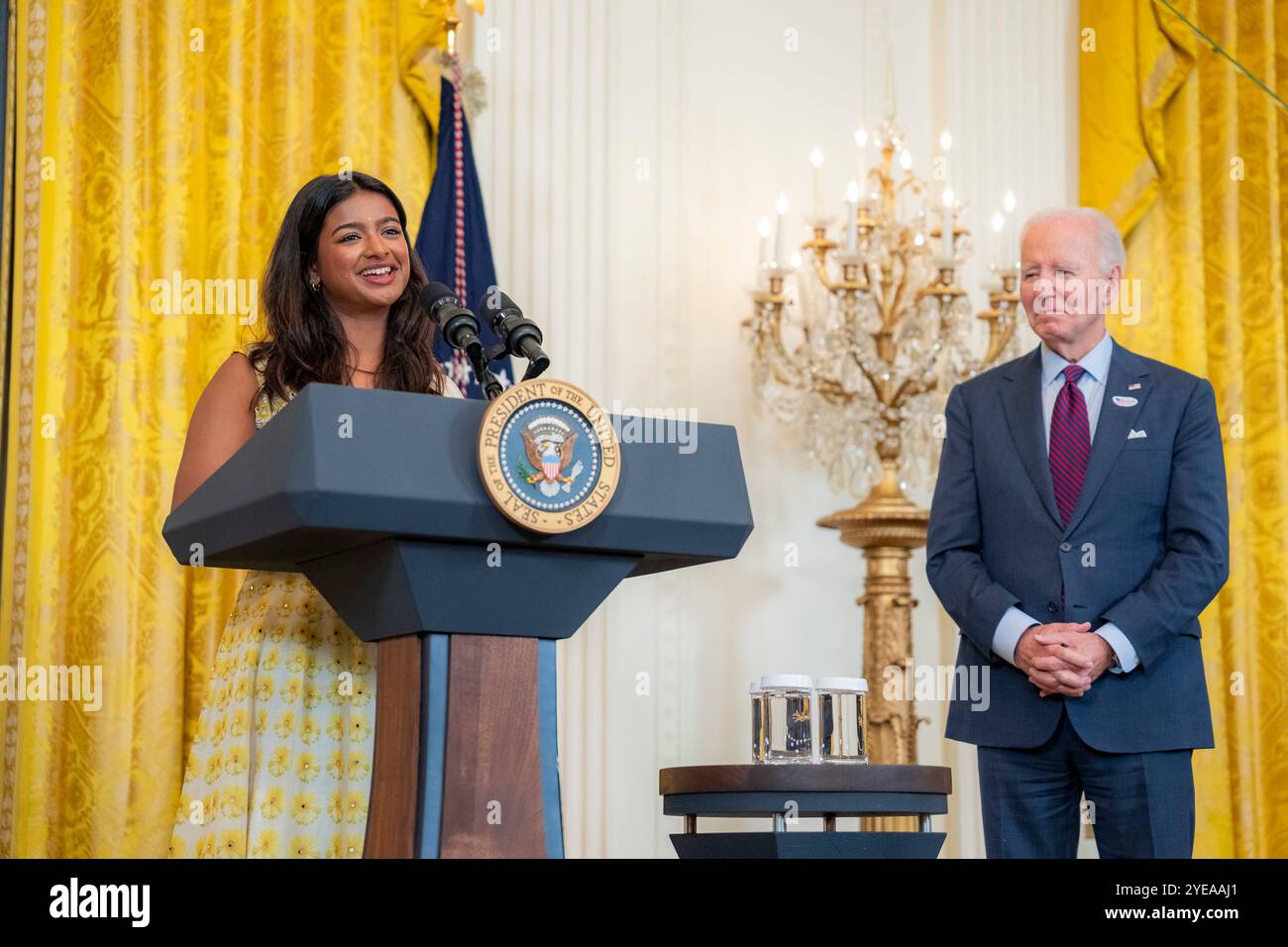 Washington, Usa. 28. Oktober 2024. Der indianische Jugendaktivist Shrusti Amula, links, stellt U. vor Präsident Joe Biden während eines Diwali-Empfangs im East Room of the White House, 28. Oktober 2024 in Washington, D.C. Credit: Adam Schultz/White House Photo/Alamy Live News Stockfoto