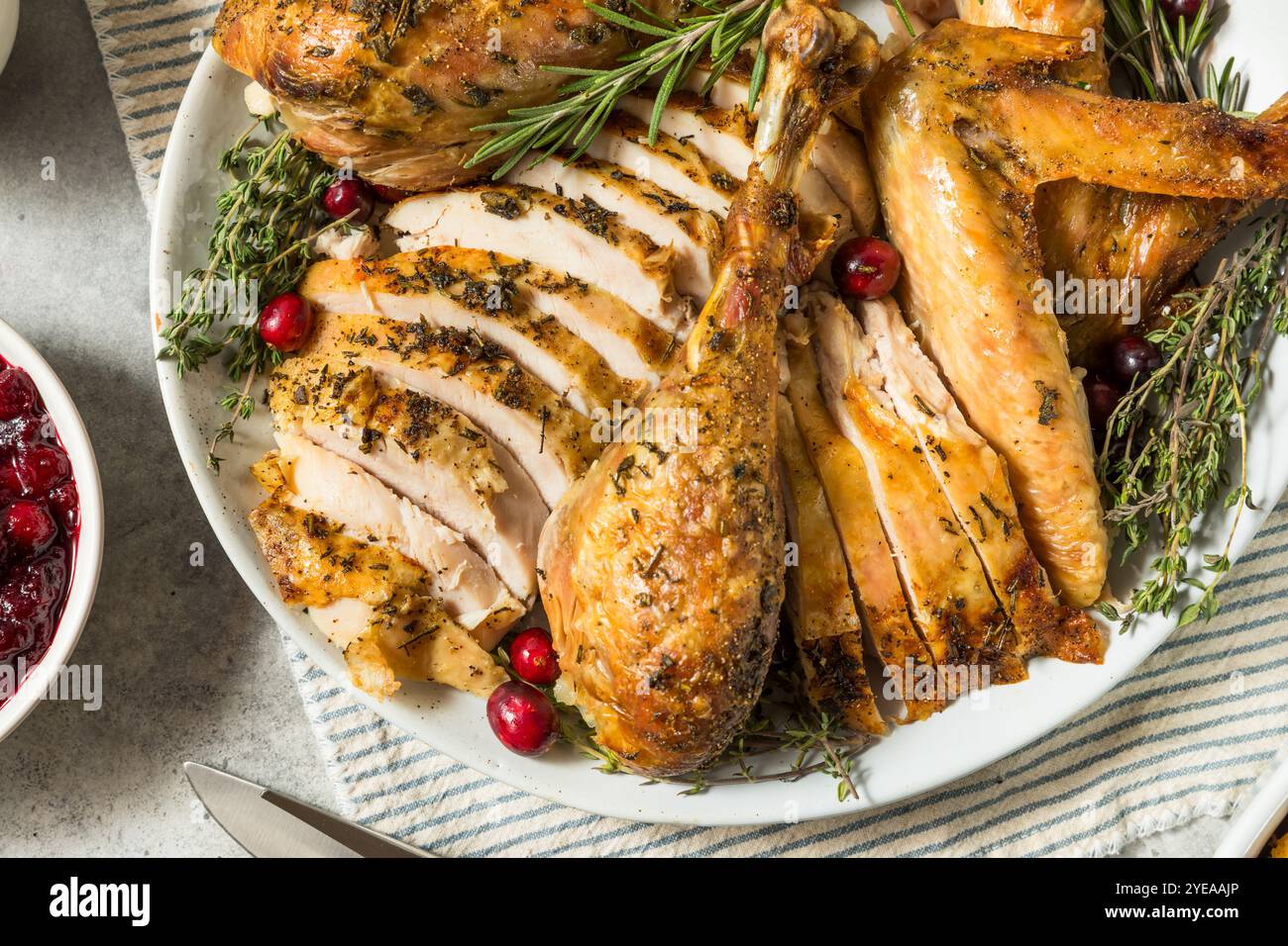 Festtage Thanksgiving Truthahn Dinner Teller mit allen Seiten Stockfoto