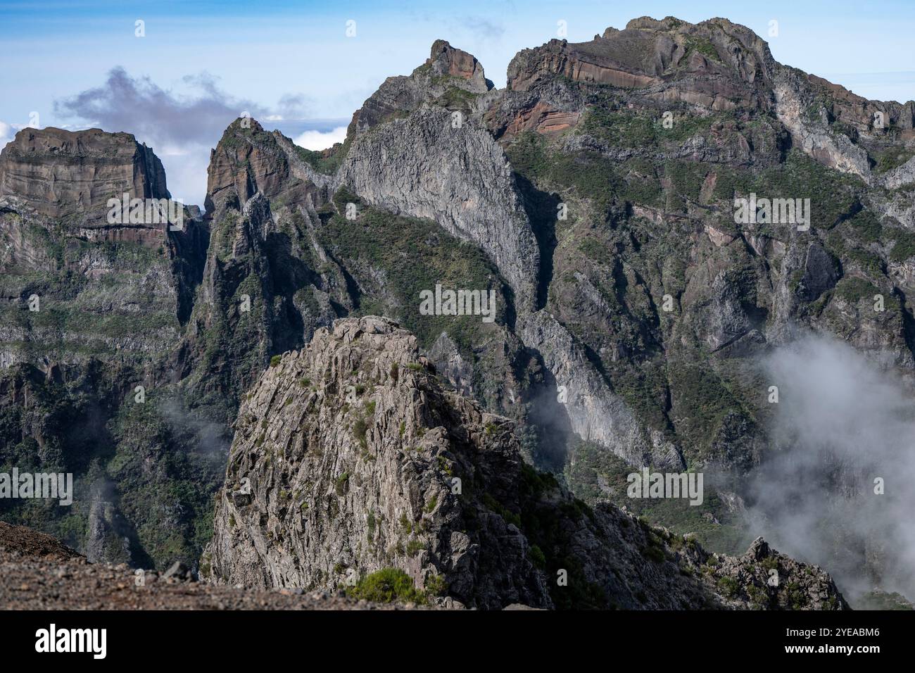 Zerklüftete Gipfel am Höhenwanderziel Pico do Areeiro auf Madeira, Portugal; Sao Roque do Faial, Madeira, Portugal Stockfoto