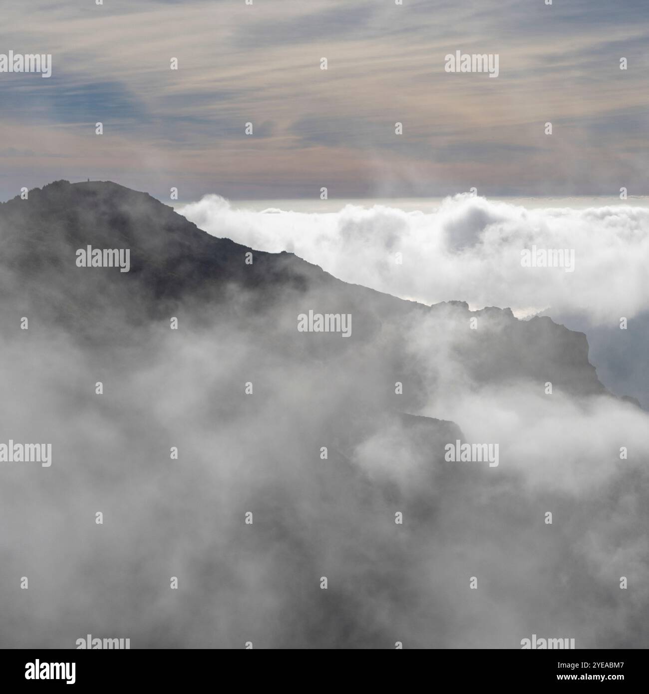 Wunderschöne Wolken umgeben den Gipfel des Höhenwanderziels Pico do Areeiro auf der Insel Madeira, Portugal Stockfoto