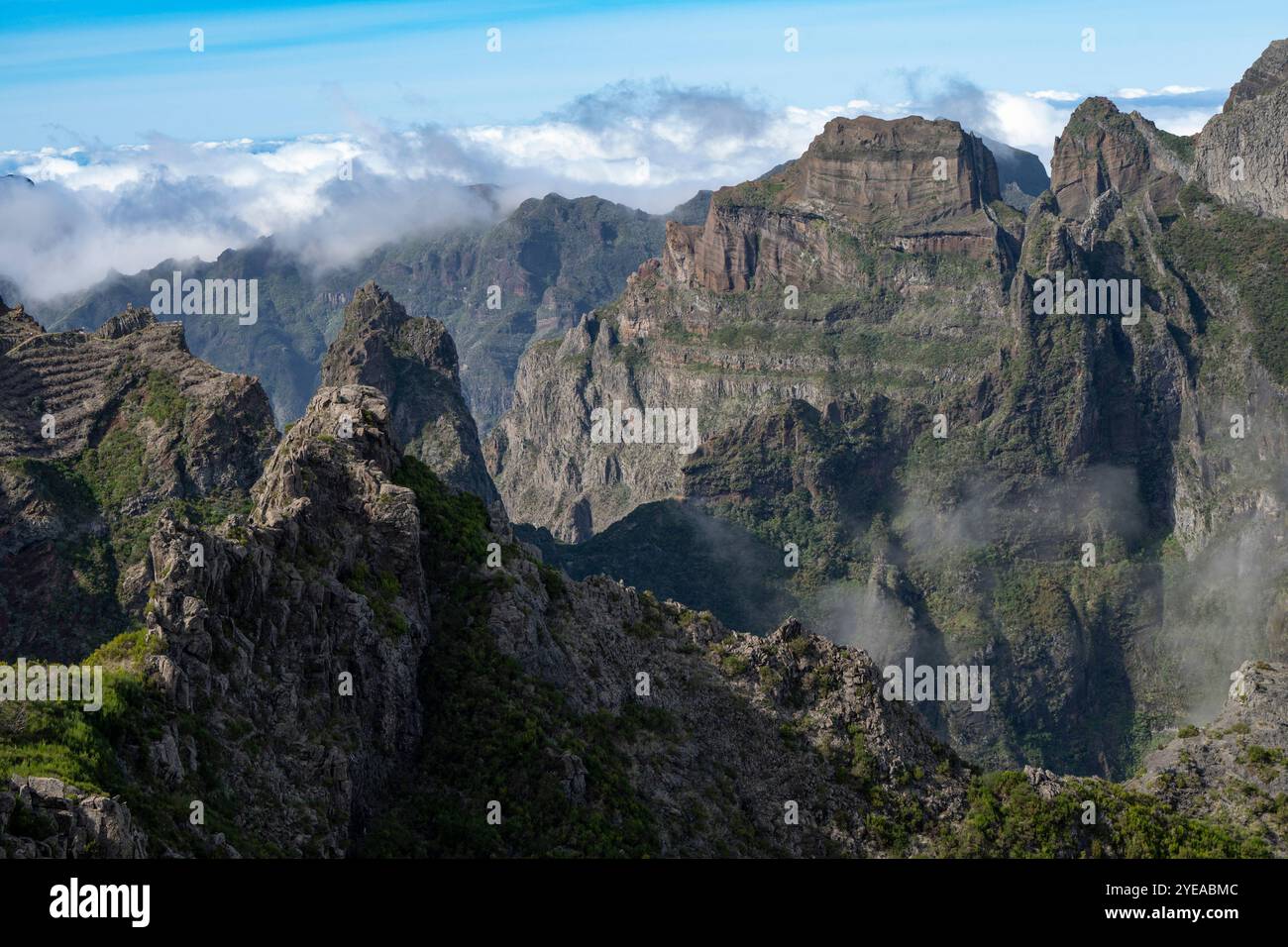 Zerklüftete Gipfel am Höhenwanderziel Pico do Areeiro auf Madeira, Portugal; Sao Roque do Faial, Madeira, Portugal Stockfoto
