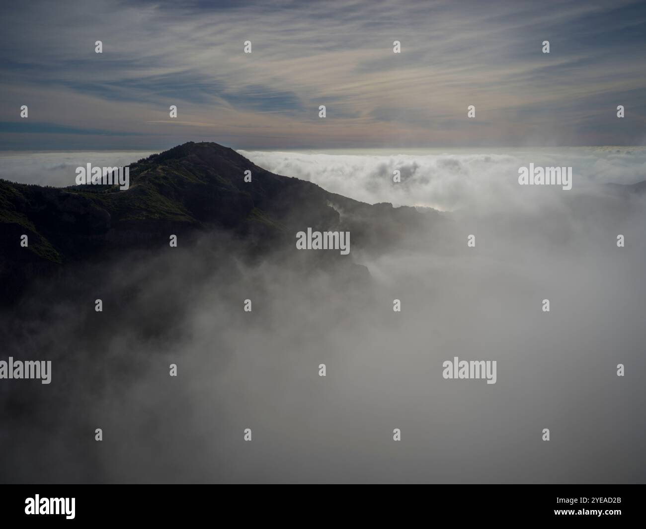 Wunderschöne Wolken umgeben den Gipfel des Höhenwanderziels Pico do Areeiro auf der Insel Madeira, Portugal Stockfoto