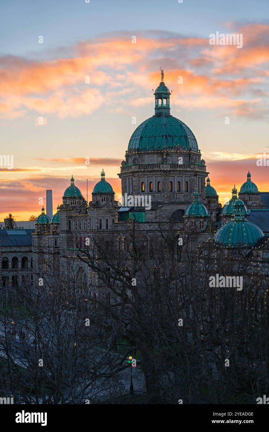 Sonnenaufgang über den Parlamentsgebäuden von British Columbia in Victoria; Victoria, Vancouver Island, British Columbia, Kanada Stockfoto