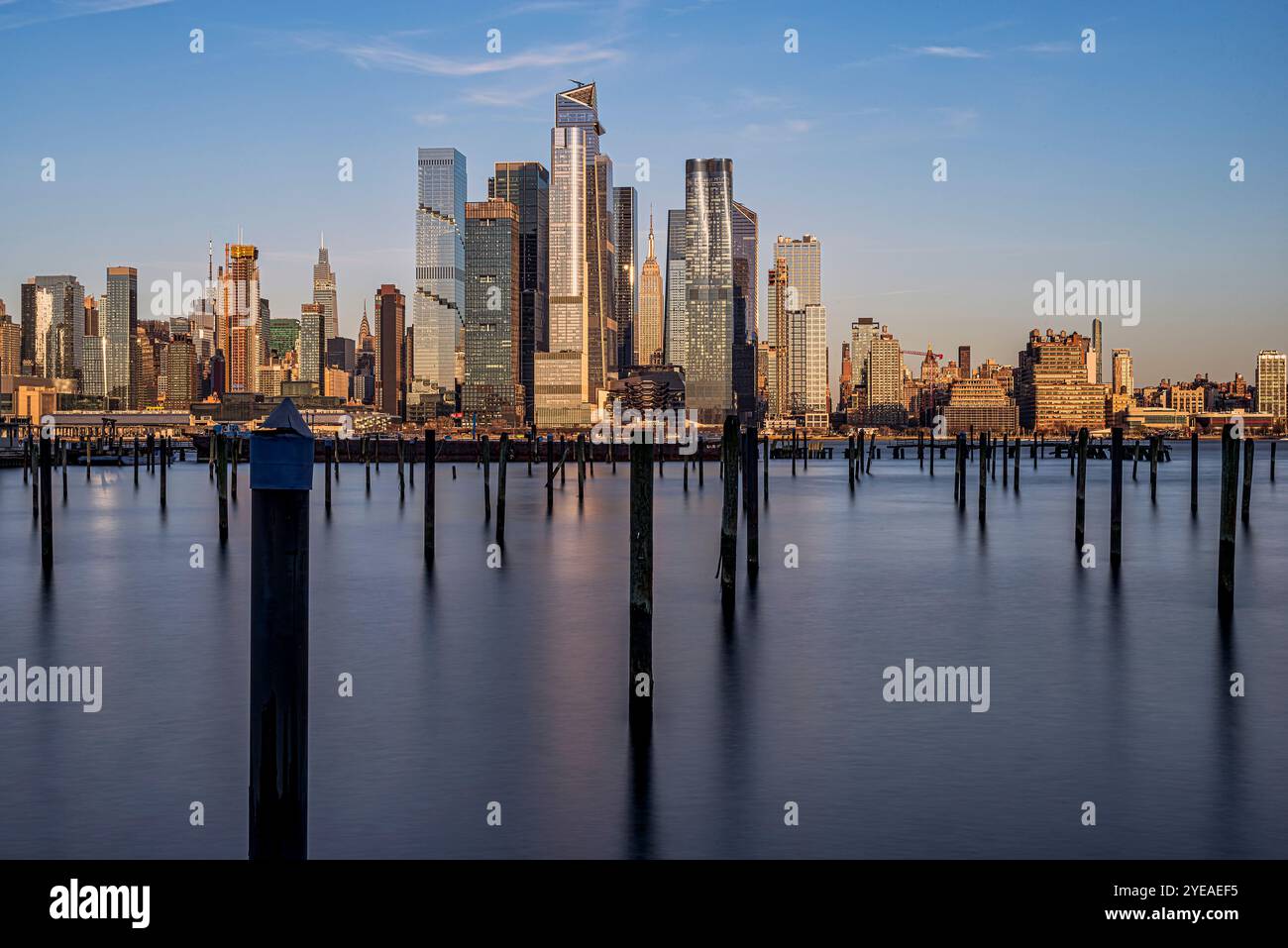 Empire State Building und Hudson Yards bei Sonnenuntergang von der Waterfront in Weehawken, NJ, USA; Weehawken, New Jersey, Vereinigte Staaten von Amerika Stockfoto