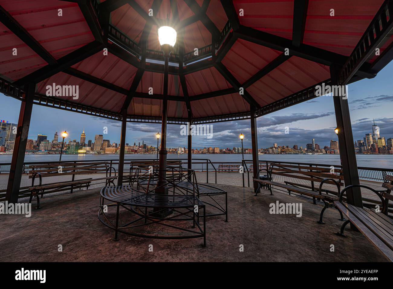 Blick auf die Skyline von Manhattan bei Dämmerung vom Frank Sinatra Gazebo in Hoboken, New Jersey, USA; Hoboken, New Jersey, Vereinigte Staaten von Amerika Stockfoto