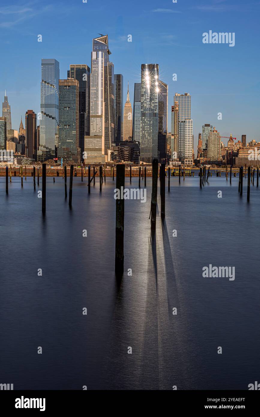 Empire State Building und Hudson Yards bei Sonnenuntergang von der Waterfront in Weehawken, NJ, USA; Weehawken, New Jersey, Vereinigte Staaten von Amerika Stockfoto