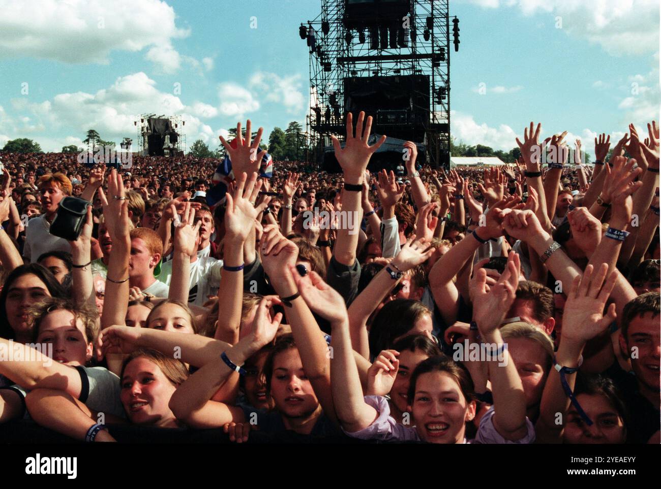 250,000 Zuschauer sehen Liam Gallagher und Noel Gallagher live auf der Bühne mit Oasis im Knebworth, August 1996 Stockfoto