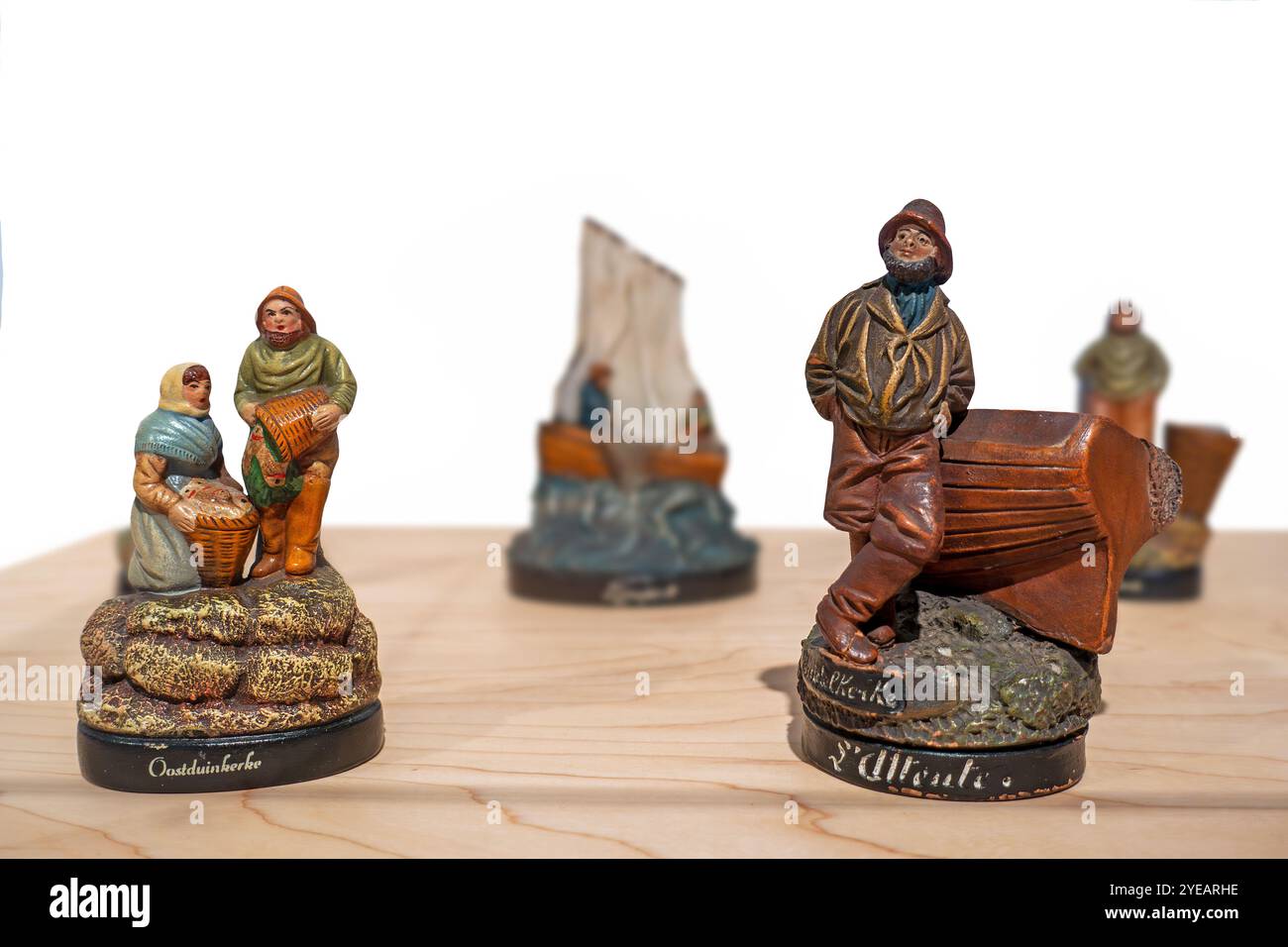 Statuetten flämischer Fischer aus Oostduinkerke und Middelkerke aus dem 19. Bis 20. Jahrhundert wurden an Touristen als Souvenirs an der Nordseeküste in Belgien verkauft Stockfoto