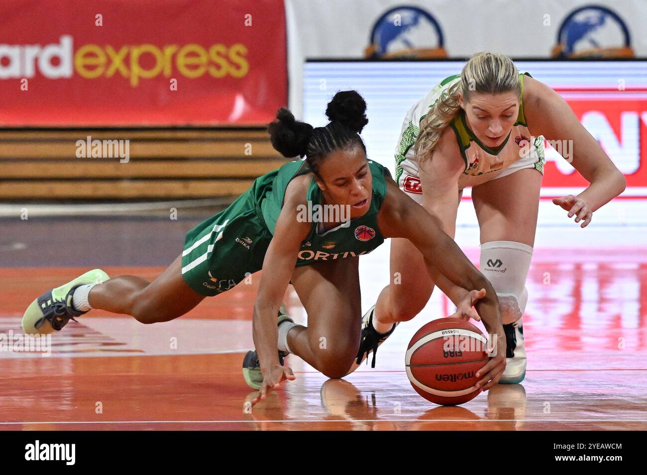 Brünn, Tschechische Republik. 30. Oktober 2024. Von links Pamela-Therese Effangova von Sportiva und Petra Malikova von Brünn in Aktion während des Basketball EuroCup Frauen Gruppe J 4. Runde Spiel: KP Tany Brno vs Sportiva (Portugal) in Brünn, Tschechische Republik, 30. Oktober 2024. Quelle: Vaclav Salek/CTK Photo/Alamy Live News Stockfoto