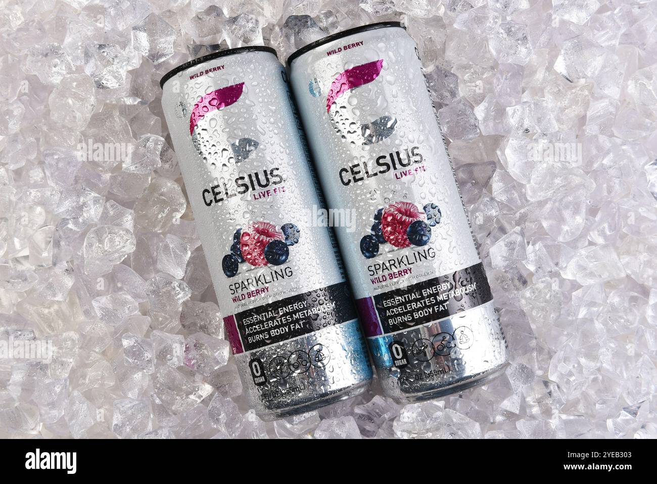 IRVINE, KALIFORNIEN - 30. Oktober 2024: Zwei Dosen Celsius Live Fit Wild Berry Sparkling Energy Drink auf einem Eisbett. Stockfoto