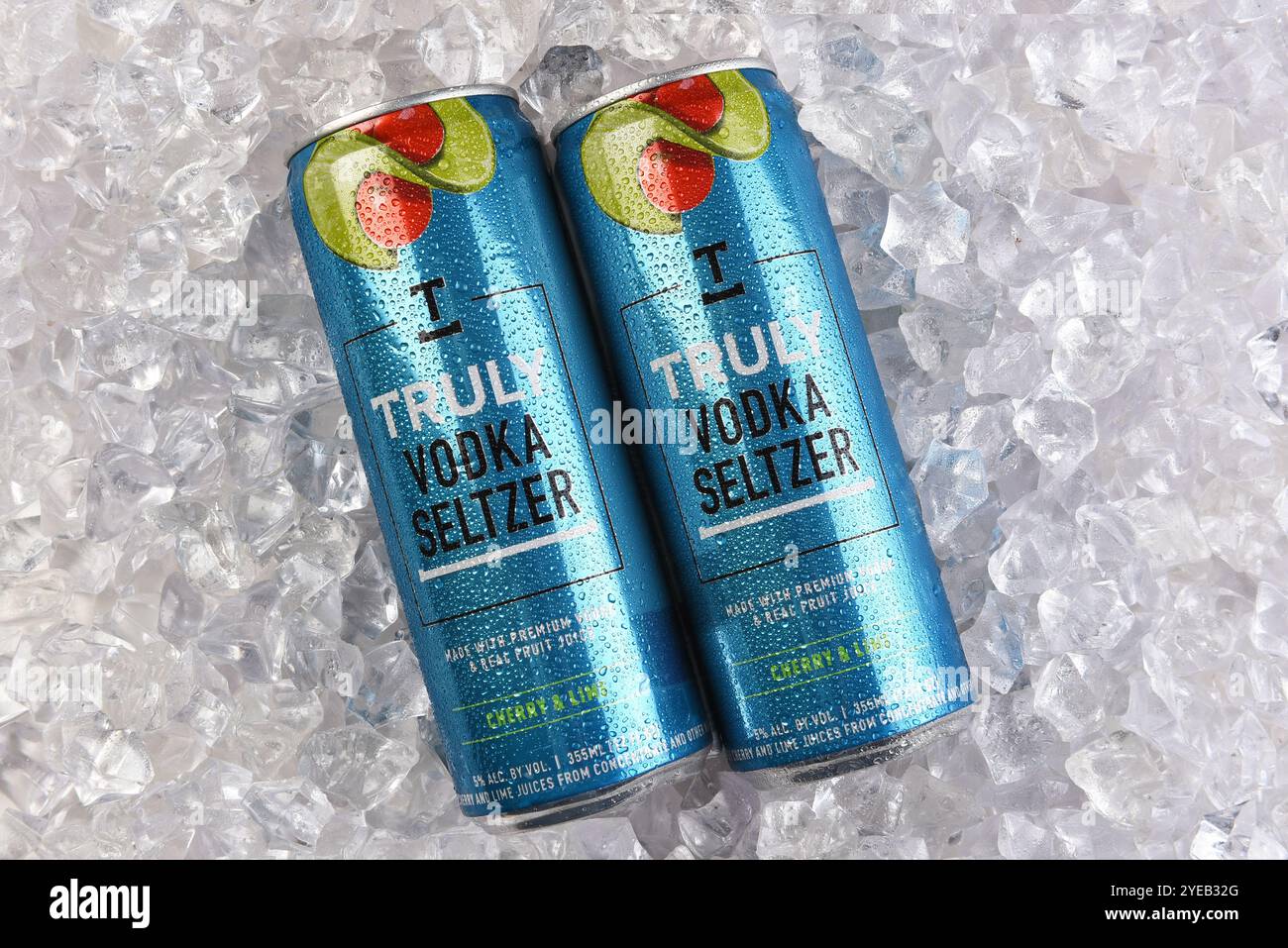 IRVINE, KALIFORNIEN - 30. Oktober 2024: Zwei Dosen Vodka Seltzer Cherry and Lime, gewürzt auf einem Eisbett. Stockfoto