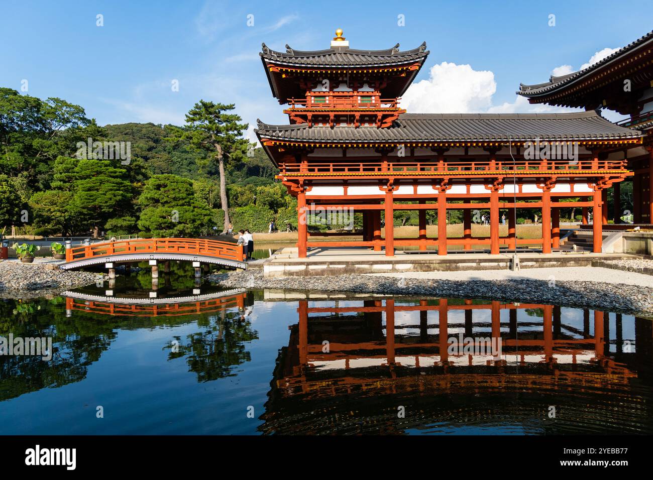 Uji, Japan - 14. August 2024: Der Byodoin-Tempel ist ein berühmter buddhistischer Tempel, berühmt für seine Phönix Hall und seinen atemberaubenden Reflexionsteich. A UNESCO WORLD H Stockfoto