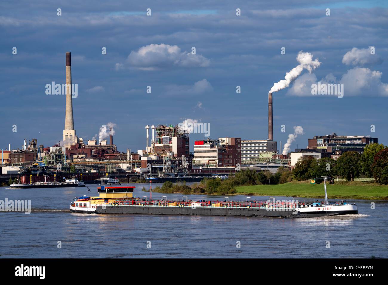 Chempark Krefeld-Uerdingen, rund 40 Unternehmen sind im Chemiepark am Rhein angesiedelt, es gibt 3 Chemieparks in NRW, Frachtschiff auf der rechten Seite Stockfoto