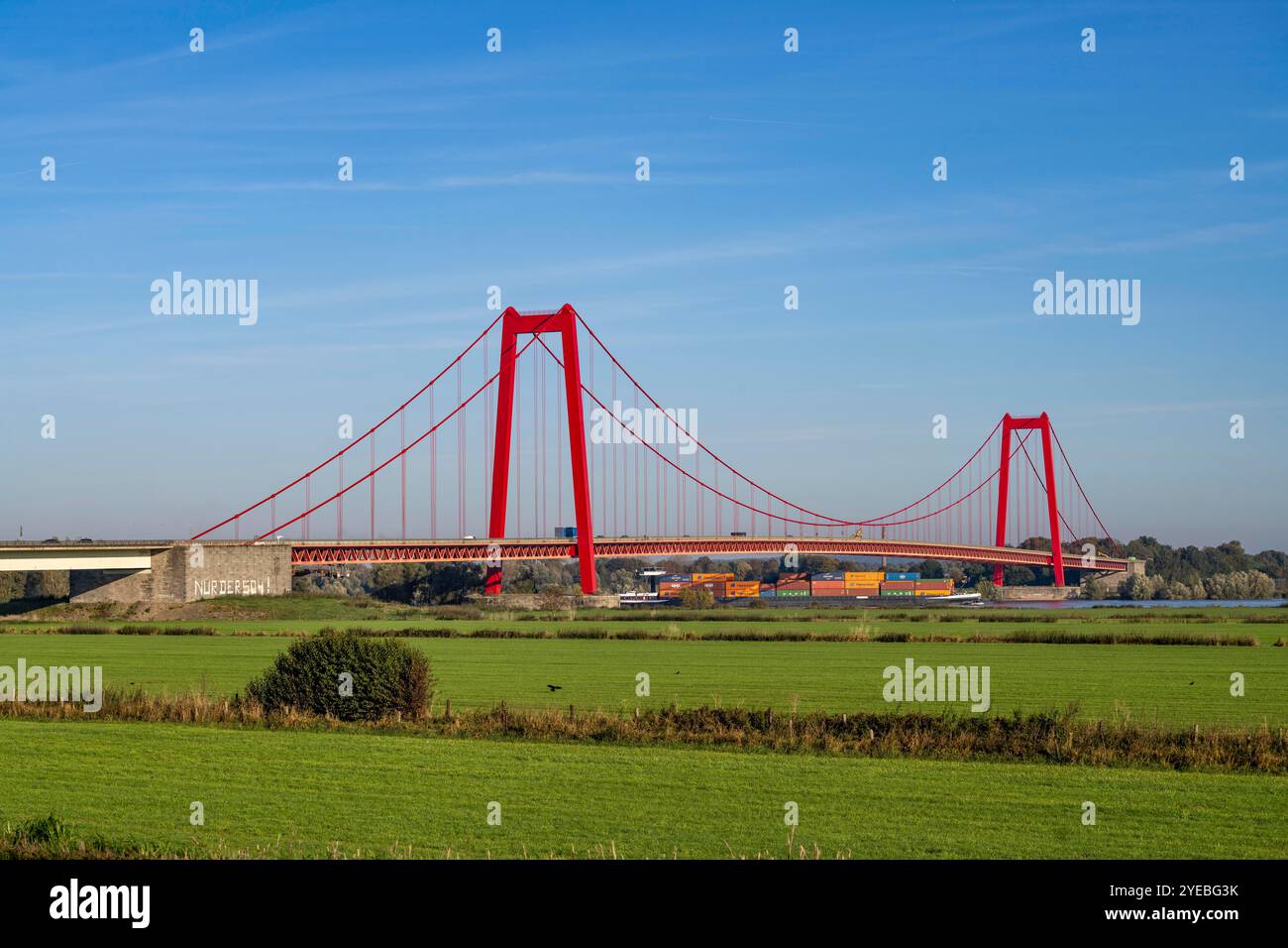 Die Rheinbrücke Emmerich, Bundesstraße B220, längste Hängebrücke Deutschlands, wird derzeit saniert, Brückenbeschädigung, Containerfracht Stockfoto