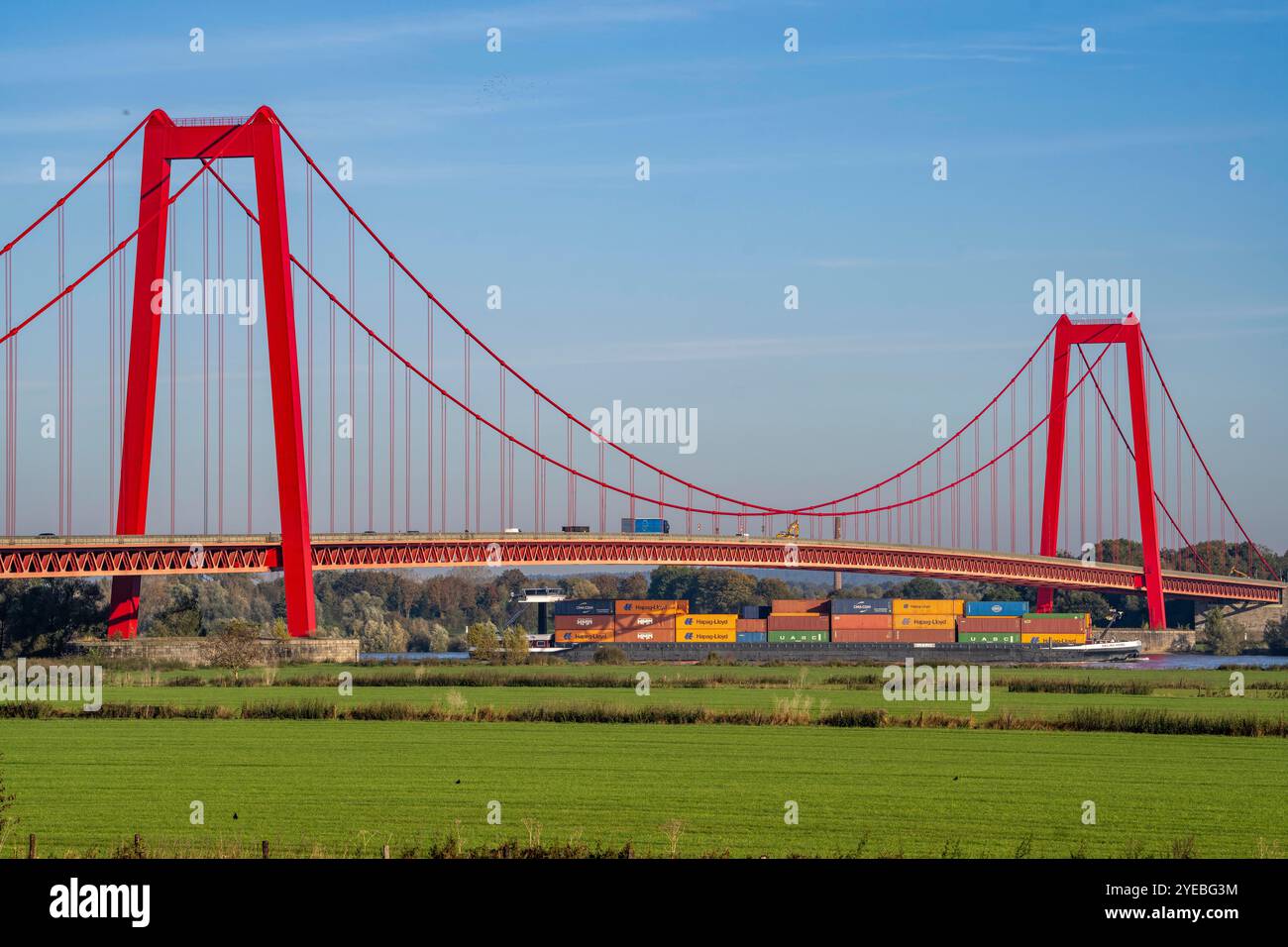 Die Rheinbrücke Emmerich, Bundesstraße B220, längste Hängebrücke Deutschlands, wird derzeit saniert, Brückenbeschädigung, Containerfracht Stockfoto