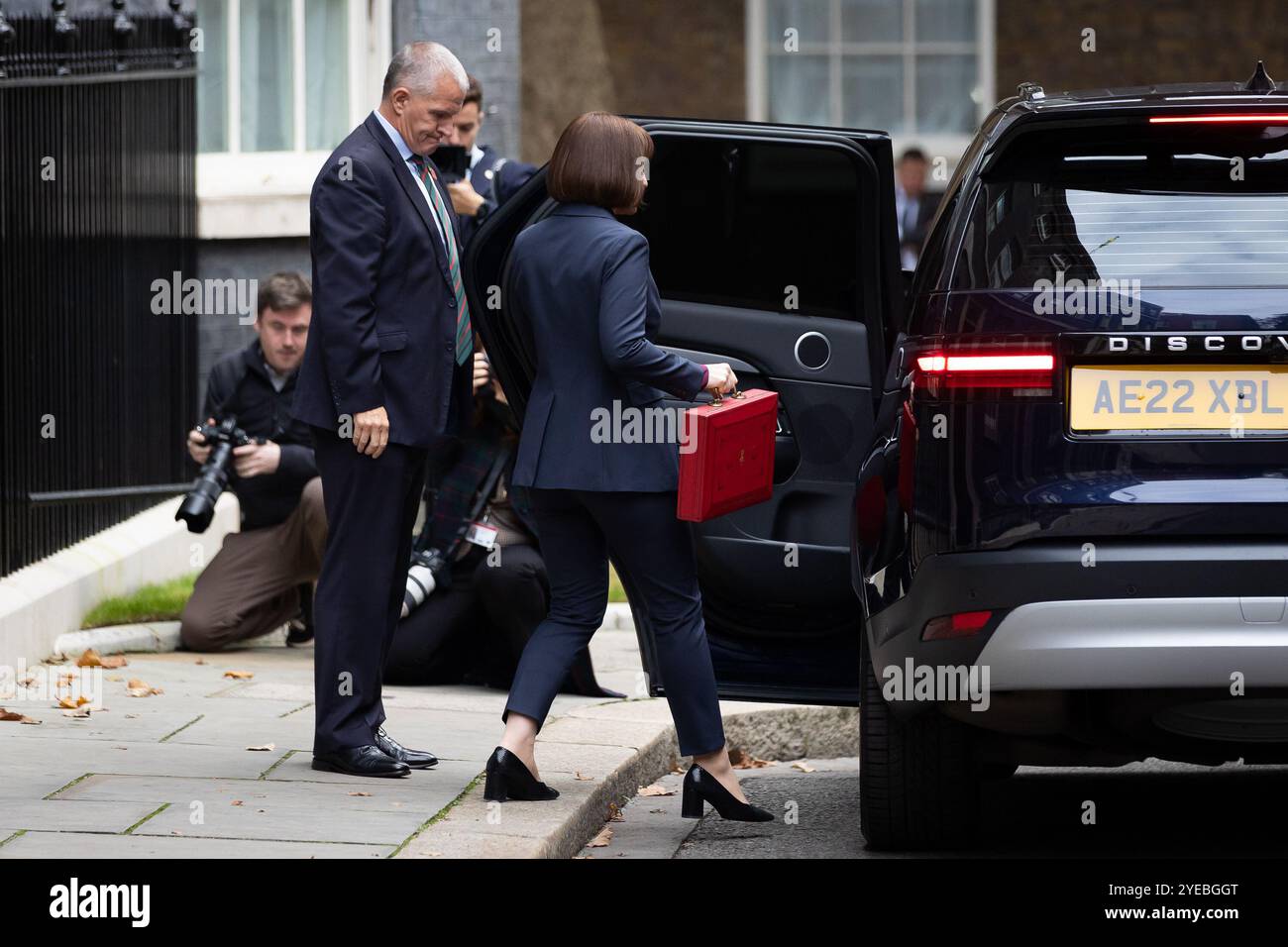 London, Großbritannien. 30. Oktober 2024. Die Finanzkanzlerin Rachel Reeves verlässt die Downing Street in London. Reeves wird demnächst dem Parlament den Haushaltsplan vorlegen, der erstmals seit 14 Jahren von einer Labour-Regierung mit einem Anstieg der nationalen Mindestlohn- und Arbeitgeberbeiträge vorgelegt wurde. (Foto: Tejas Sandhu/SOPA Images/SIPA USA) Credit: SIPA USA/Alamy Live News Stockfoto