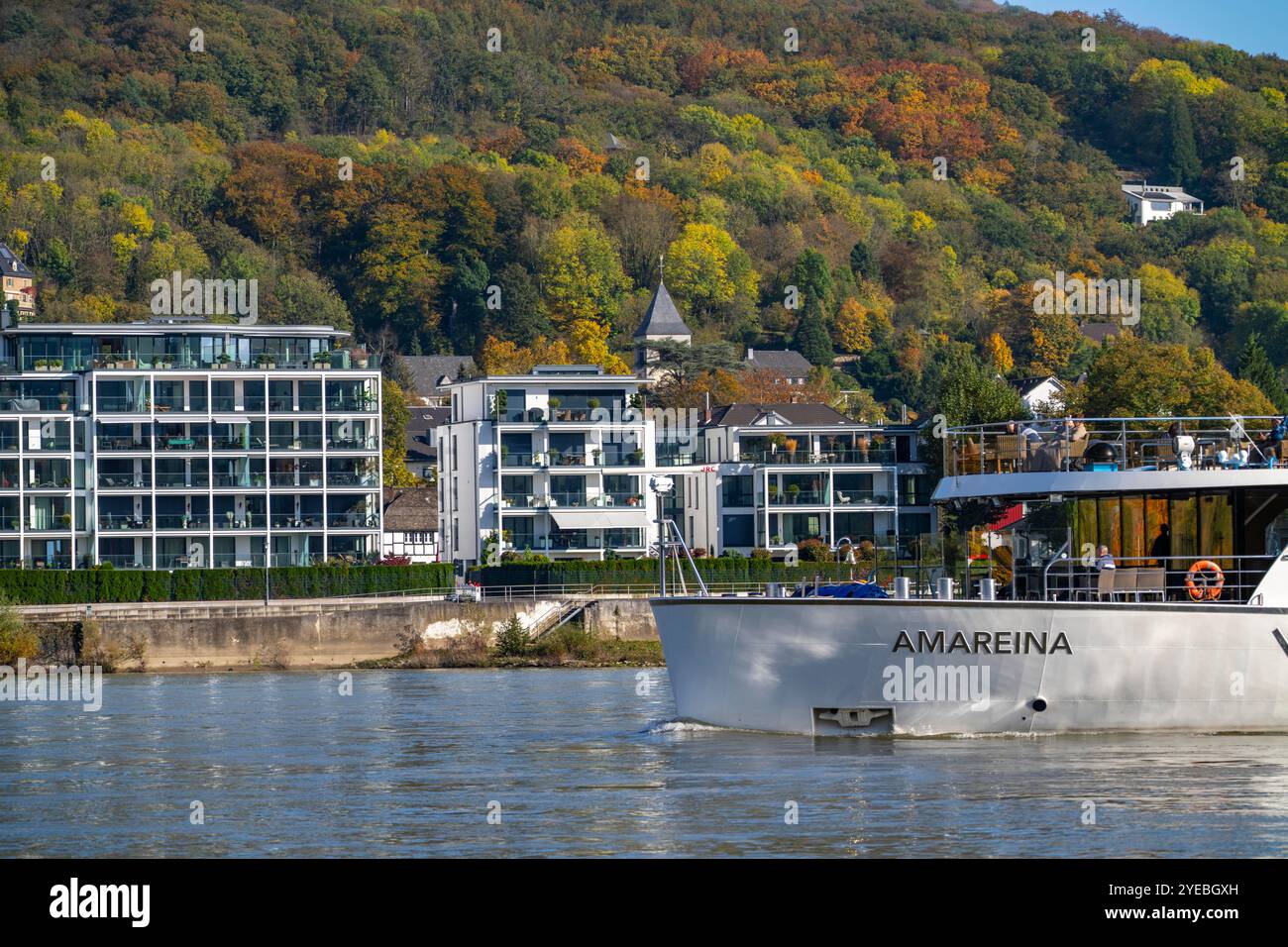 Wohnhäuser, moderne Wohnanlage direkt am Rhein, unterhalb des Drachenfels, Siebengebirge, Bad Honnef Rhöndorf, Rheinpromenade, r Stockfoto