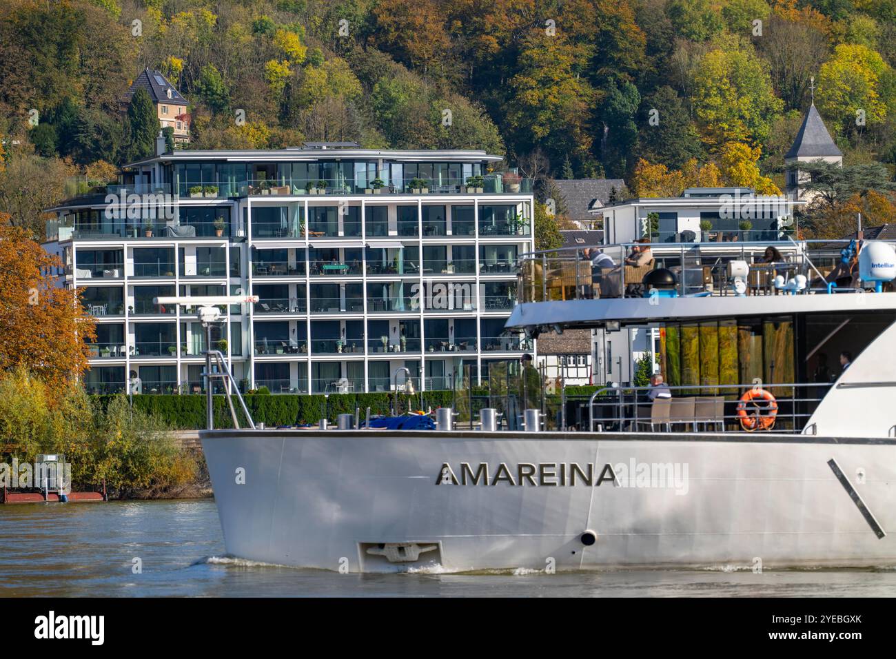 Wohnhäuser, moderne Wohnanlage direkt am Rhein, unterhalb des Drachenfels, Siebengebirge, Bad Honnef Rhöndorf, Rheinpromenade, r Stockfoto