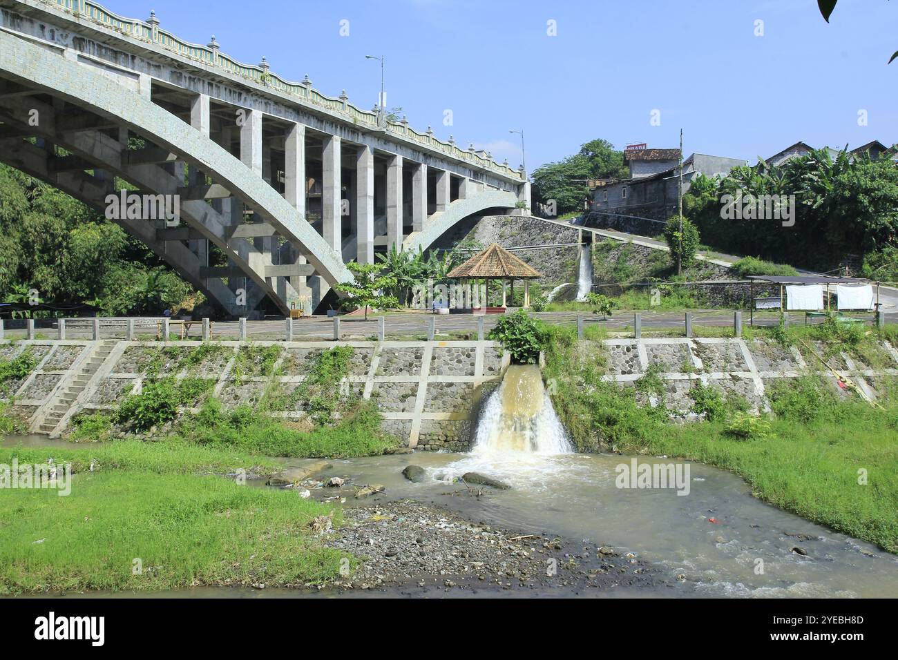 Strömendes Wasser aus kleinen Kanälen in das Abflusssystem gelangt in große Flüsse. Stockfoto Strömendes Wasser aus kleinen Kanälen in das Abflusssystem gelangt in große Flüsse. Stockfoto