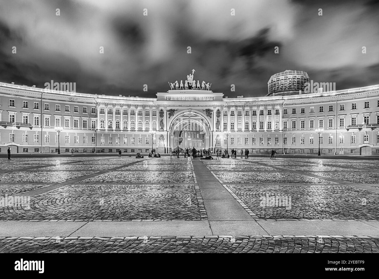Nachtblick mit Fassade des berühmten Generalstabsgebäudes, malerisches Wahrzeichen in St. Petersburg, Russland Stockfoto
