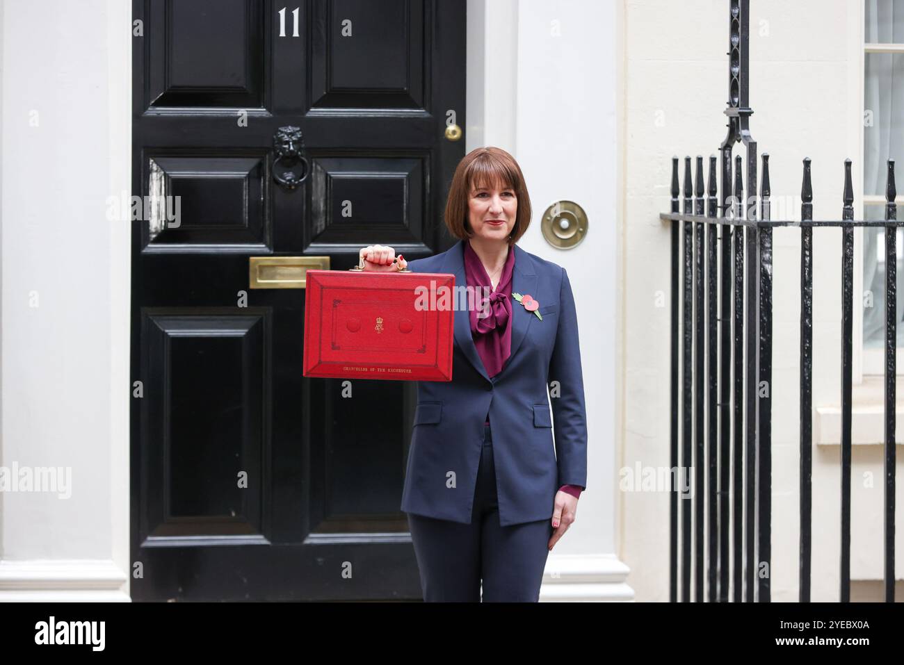 London, Großbritannien. 30. Oktober 2024. Die britische Finanzkanzlerin Rachel Reeves posiert für Fotos, als sie am 30. Oktober 2024 die Downing Street 11 verlässt, um ihr Budget dem Parlament in London zu übergeben. Die Labour Party-Regierung stellte am Mittwoch ihren ersten Haushalt vor und legte Pläne vor, die Steuern um 40 Milliarden Pfund (51,9 Milliarden US-Dollar) pro Jahr zu erhöhen. Die Finanzkanzlerin Rachel Reeves stellte den Haushalt im Unterhaus vor und markierte damit den ersten Haushalt der Labour Party seit der Rückkehr an die Macht im Juli nach 14 Jahren. Quelle: Xinhua/Alamy Live News Stockfoto