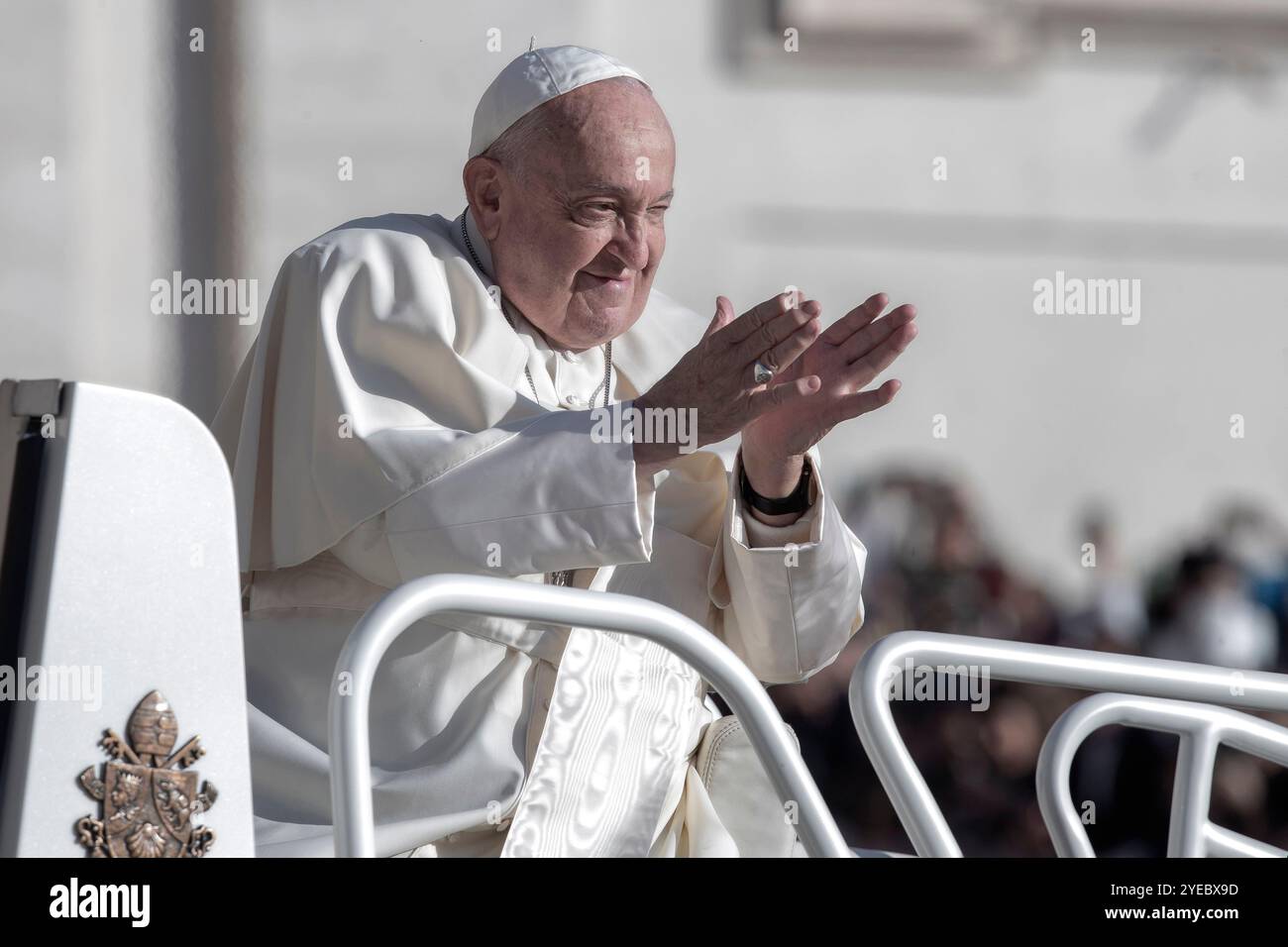 Vatikanstadt, Vatikan, 30. Oktober 2024. Papst Franziskus während seiner wöchentlichen Generalaudienz auf dem Petersplatz im Vatikan. Maria Grazia Picciarella/Alamy Live News Stockfoto