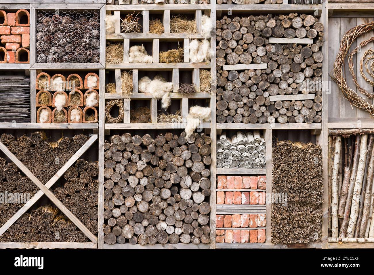 Detail eines großen Insektenhotels oder Insektenhauses. Tierschutz und Artenvielfalt im Vereinigten Königreich Stockfoto