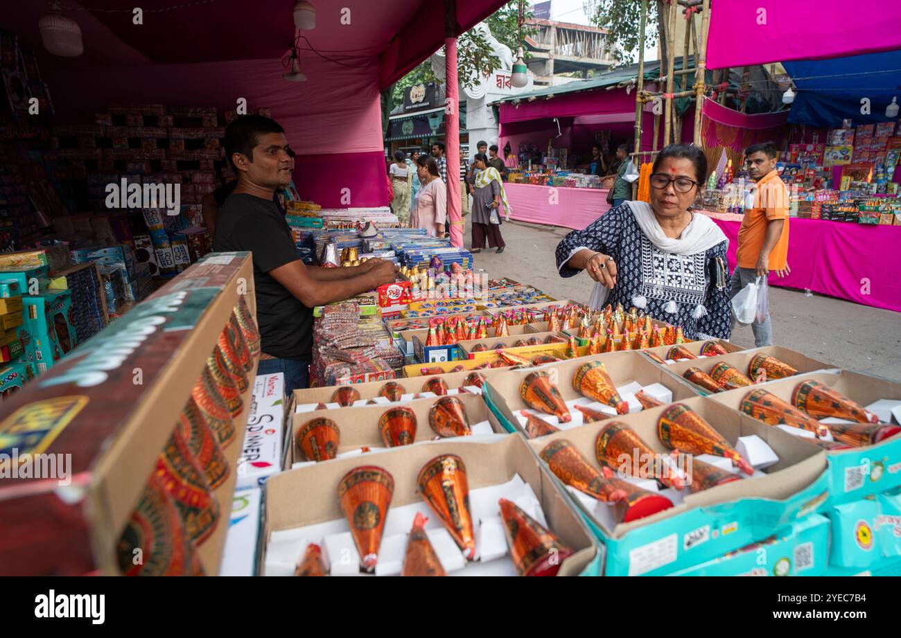 Die Menschen kaufen Feuerwerkskörper auf einem Markt am Vorabend des Lichterfestes Diwali in Guwahati, Indien, am 30. Oktober 2024. Diwali, auch bekannt als Festival der Lichter, ist eines der am weitesten gefeierten Hindufeste, das den Sieg des Lichts über die Dunkelheit und des Guten über das Böse symbolisiert. Quelle: David Talukdar/Alamy Live News Stockfoto