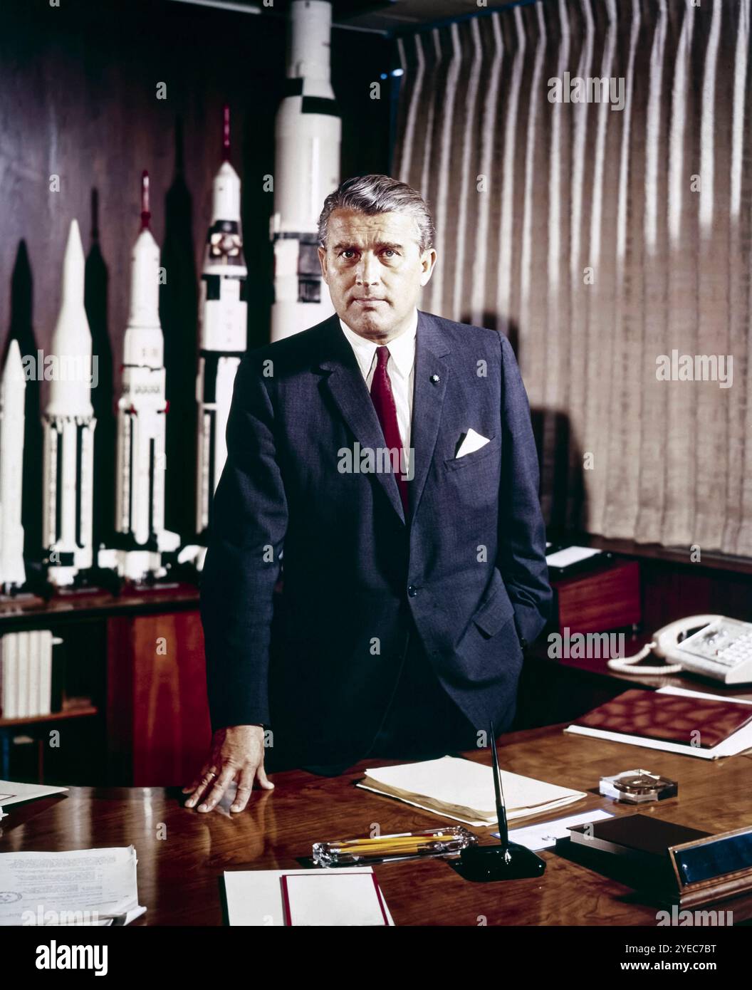 Wernher von Braun (1912–1977) Deutsch-amerikanischer Luft- und Raumfahrtingenieur und Direktor des Marshall Space Flight Center der NASA vom 1. Juli 1960 bis 27. Januar 1970. Foto, aufgenommen im Mai 1964 in seinem Büro mit Modellen seiner Saturn-Familie von Raketen im Hintergrund. Auf dem Höhepunkt seiner Karriere in der Weltraumforschung. Digitales restauriertes und vergrößertes Foto. Foto: NASA / MSFC / Futuras Fotos Stockfoto