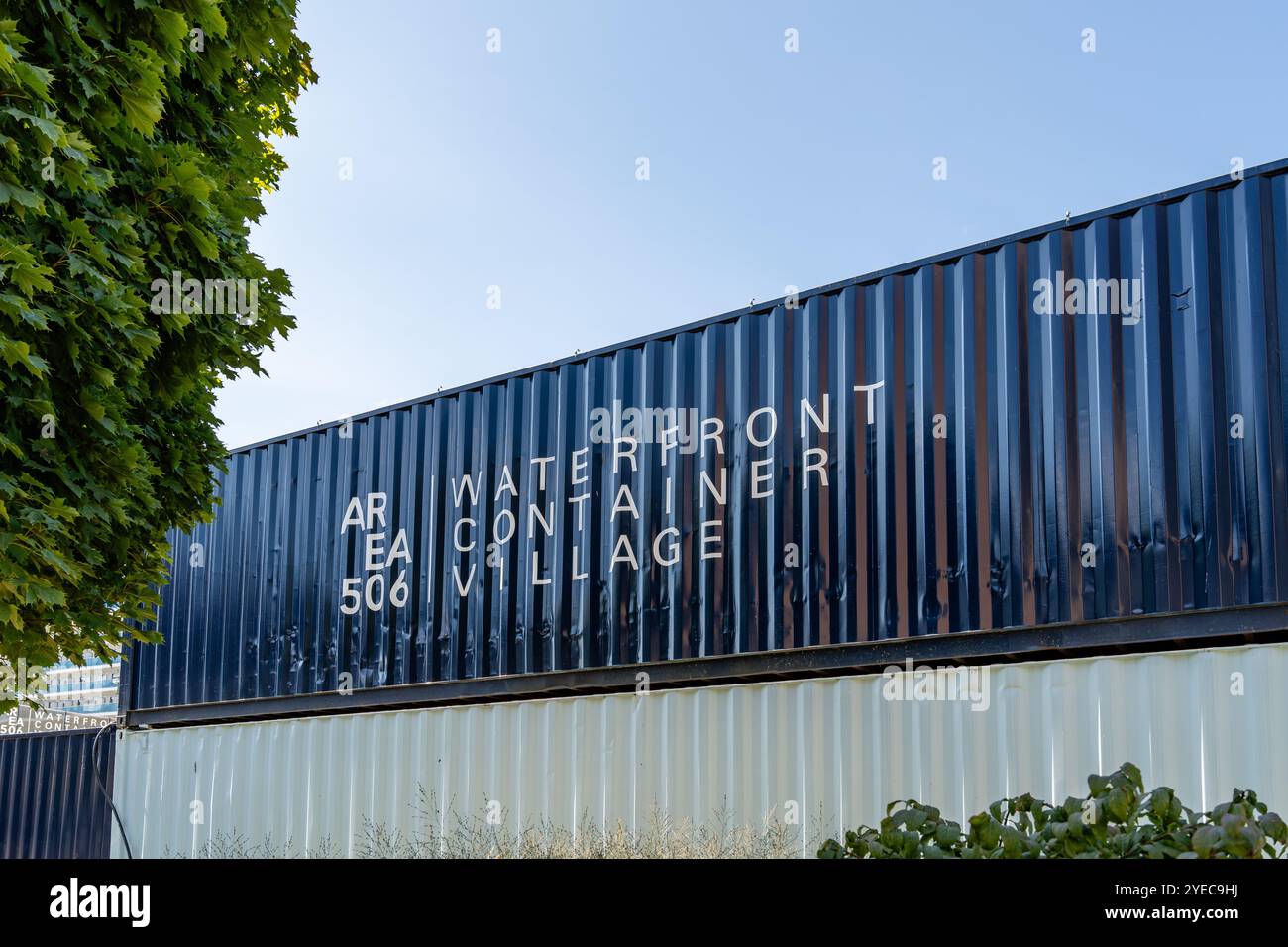 Saint John, NB, Kanada - 11. September 2024: The Area 506 Waterfront Container Village verwendet 60 Versandcontainer in Einzelhandelsgeschäfte, Performance sp Stockfoto