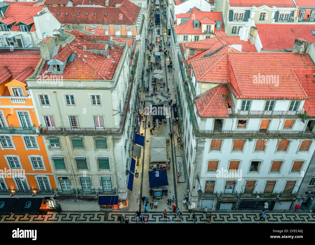 Rua de Santa Justa, gesehen vom Santa Justa (alias Carmo) Aufzug in Baixa, Lissabon, Portugal Stockfoto