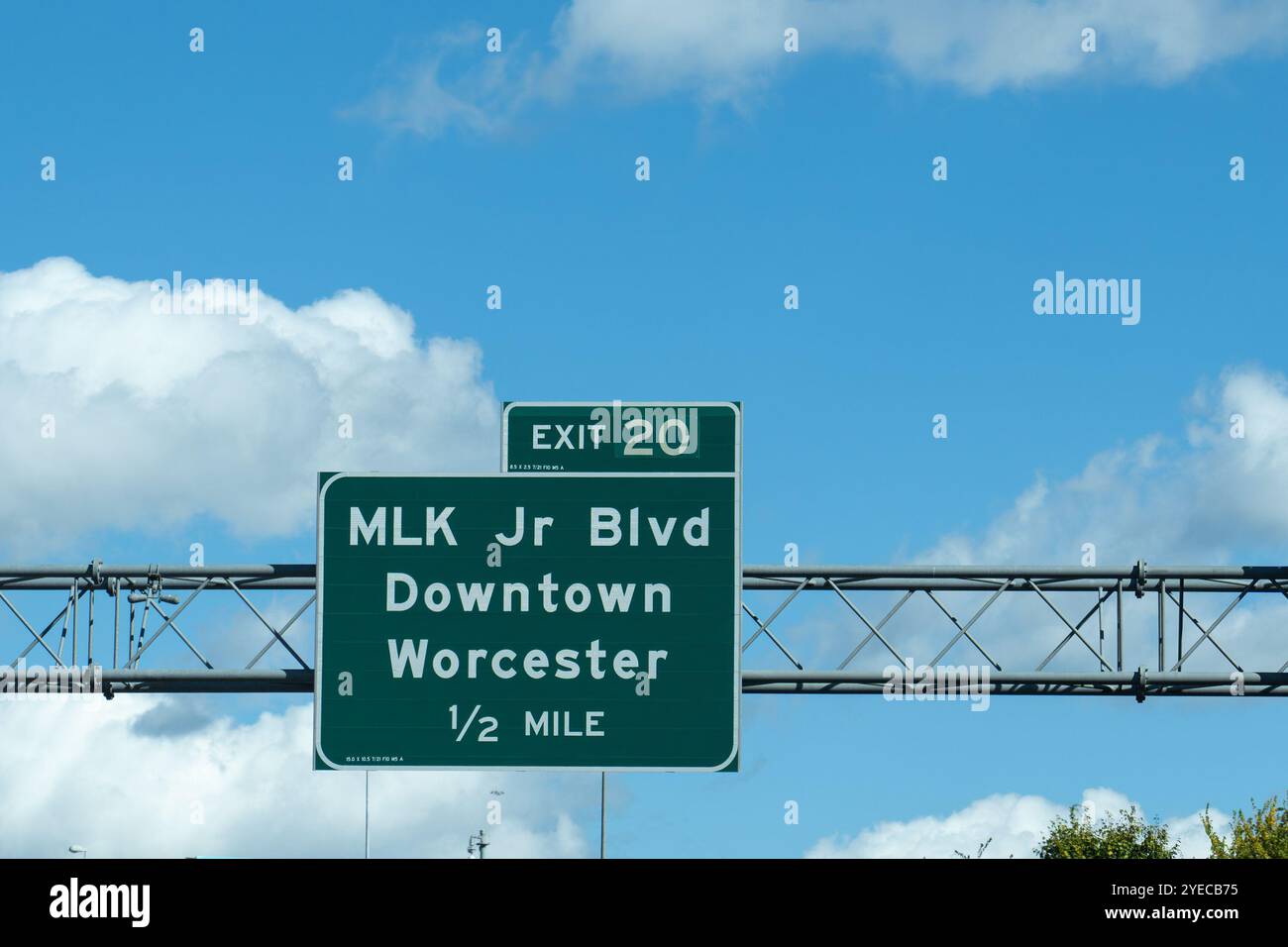 Nehmen Sie die Abfahrt 20 auf die Interstate 290 in Worcester, Massachusetts, und fahren Sie in Richtung MLK JR Blvd, Downtown Worcester Stockfoto