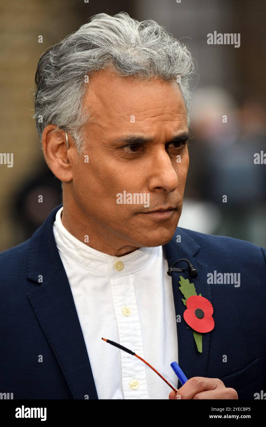 London, UK, 30 Oct 2024 Matthew Amroliwala von der BBC. Politiker treffen sich auf College Green gegenüber den Houses of Parliament, um nach dem ersten Haushalt von Labour von der Presse interviewt zu werden. Quelle: JOHNNY ARMSTEAD/ Alamy Live News Stockfoto