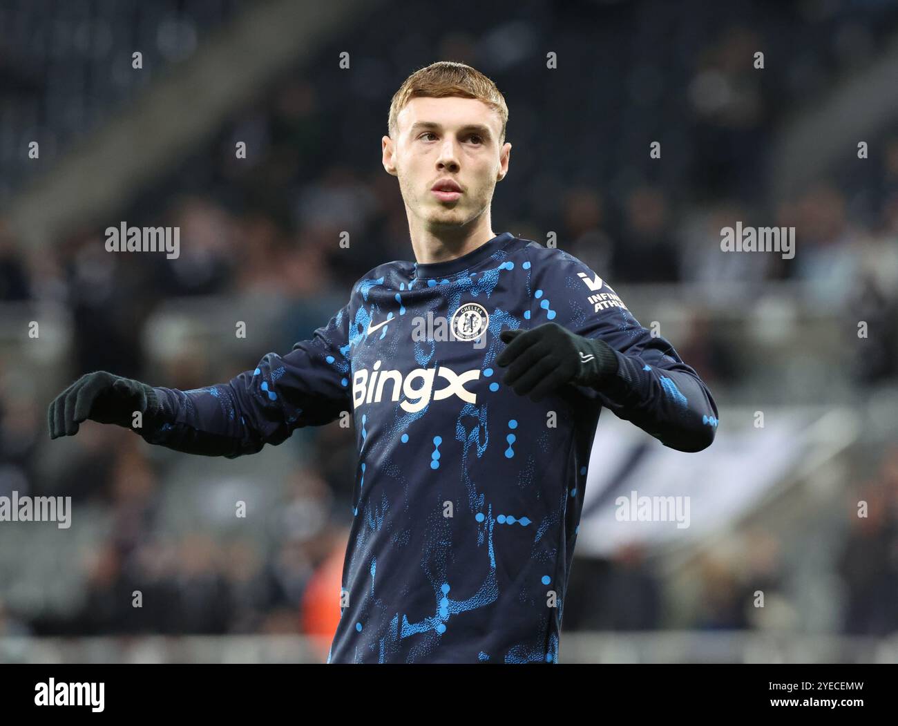 Newcastle upon Tyne, Großbritannien. 30. Oktober 2024. Cole Palmer aus Chelsea wärmt sich vor dem Carabao Cup Spiel zwischen Newcastle United und Chelsea im St. James' Park in Newcastle upon Tyne auf. Der Bildnachweis sollte lauten: Nigel Roddis/Sportimage Credit: Sportimage Ltd/Alamy Live News Stockfoto