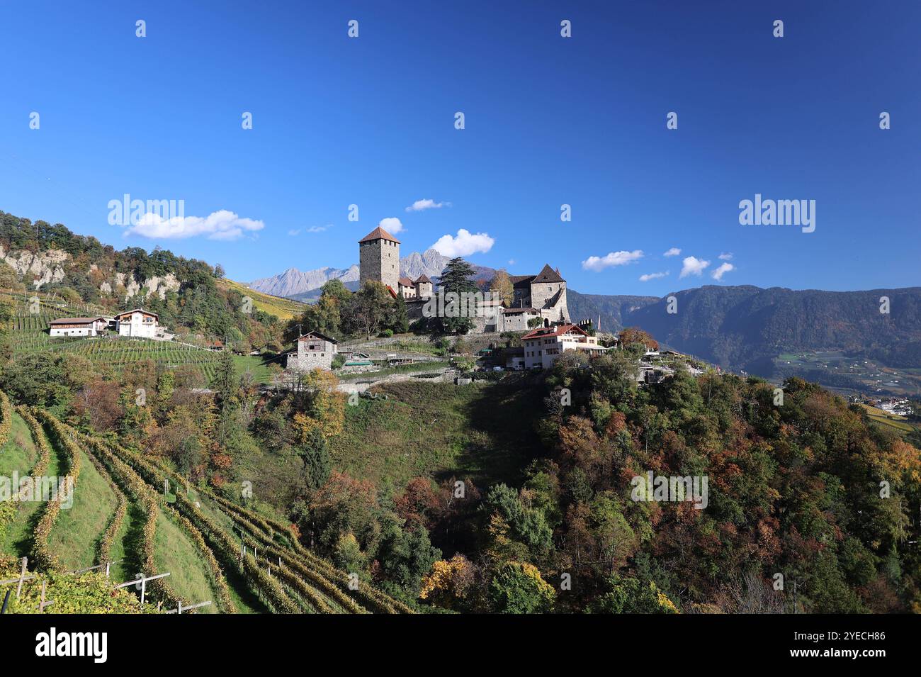 Dorf Tirol, Südtirol, Italien 30. Oktober 2024: Ein Herbsttag bei Dorf Tirol, Tirol oberhalb von Meran. Hier der Blick auf das bekannte Schloss Tirol, herbstlich, Herbst, Fäerbung, Castel Tirolo, Meraner Land, Burggrafenamt *** Dorf Tirol, Südtirol, Italien 30 Oktober 2024 ein Herbsttag bei Dorf Tirol, Tirol oberhalb von Meran hier der Blick auf das berühmte Schloss Tirol, Herbst, Herbst, Schloss Tirol, Meraner Land, Burggrafenamt Stockfoto