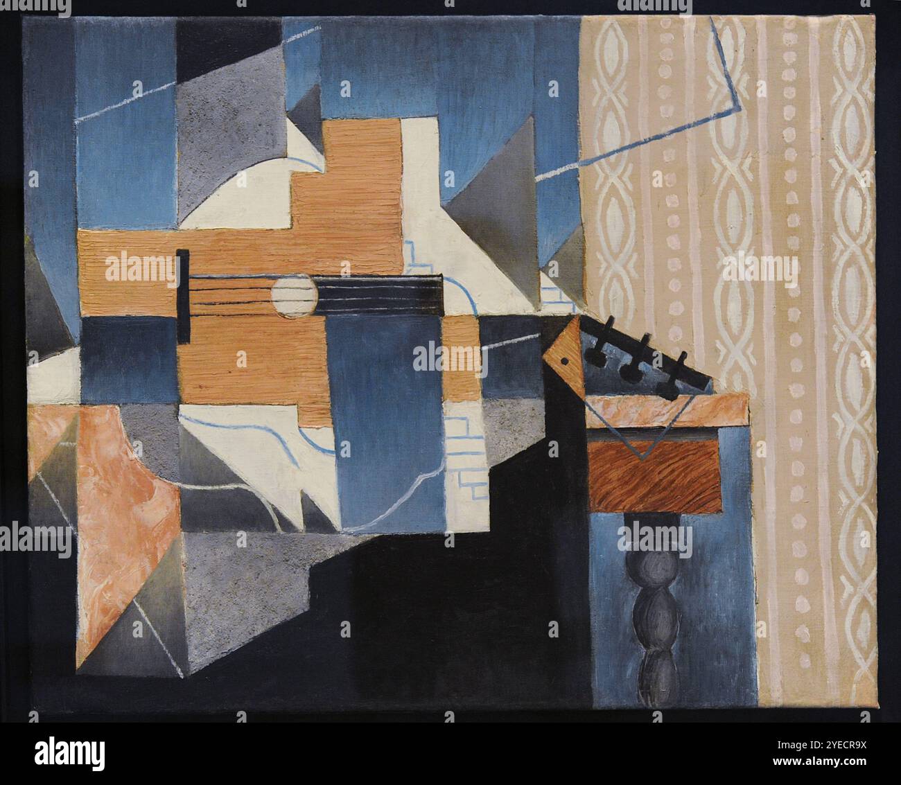 Juan Gris (José Victoriano González Pérez) (1887-1927). Spanischer Maler. La Guitare sur la Table (The Guitar on the Table), 1913. Öl auf Leinwand, 60 x 74 cm. Nationales Kunstzentrum Reina Sofía. Madrid. Spanien. (Leihgabe, Telefónica Collection). Stockfoto