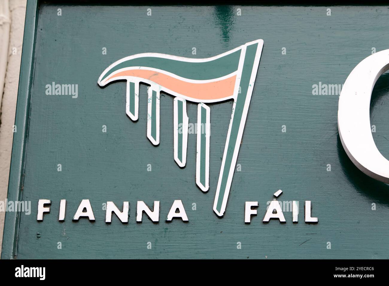 fianna Fail Logo vor einem Politiker-Büro, County donegal, republik irland Stockfoto
