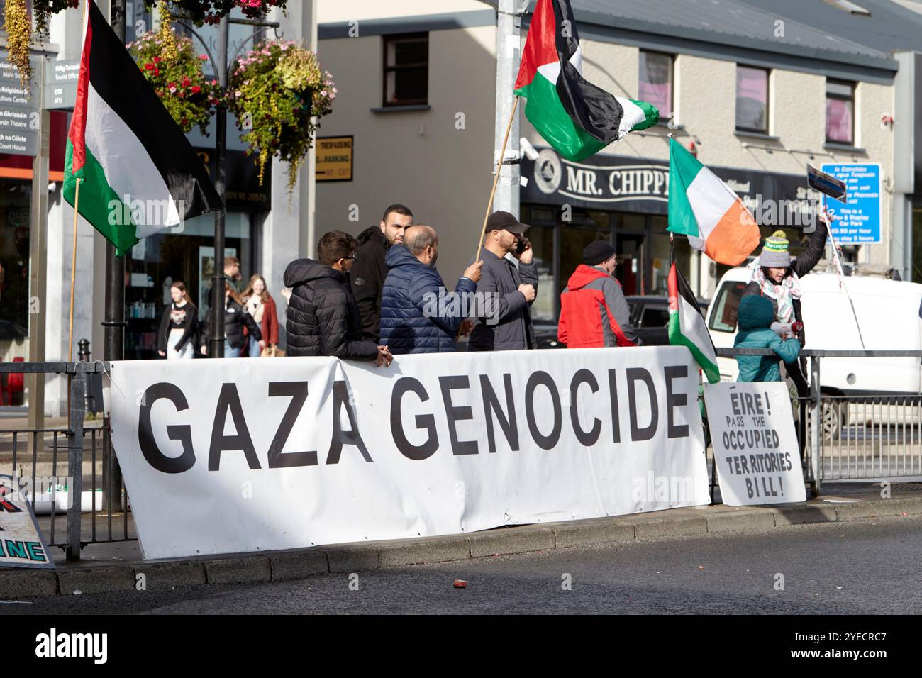 Protest gegen Völkermord in gaza mit palästinensischen Flaggen letterkenny, County donegal, republik irland Stockfoto