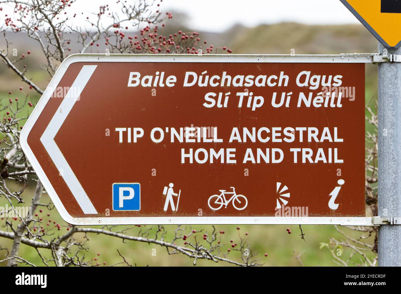 Braunes Touristenschild für Tip oneill Stammhaus und Wanderweg buncrana, County donegal, republik irland Stockfoto