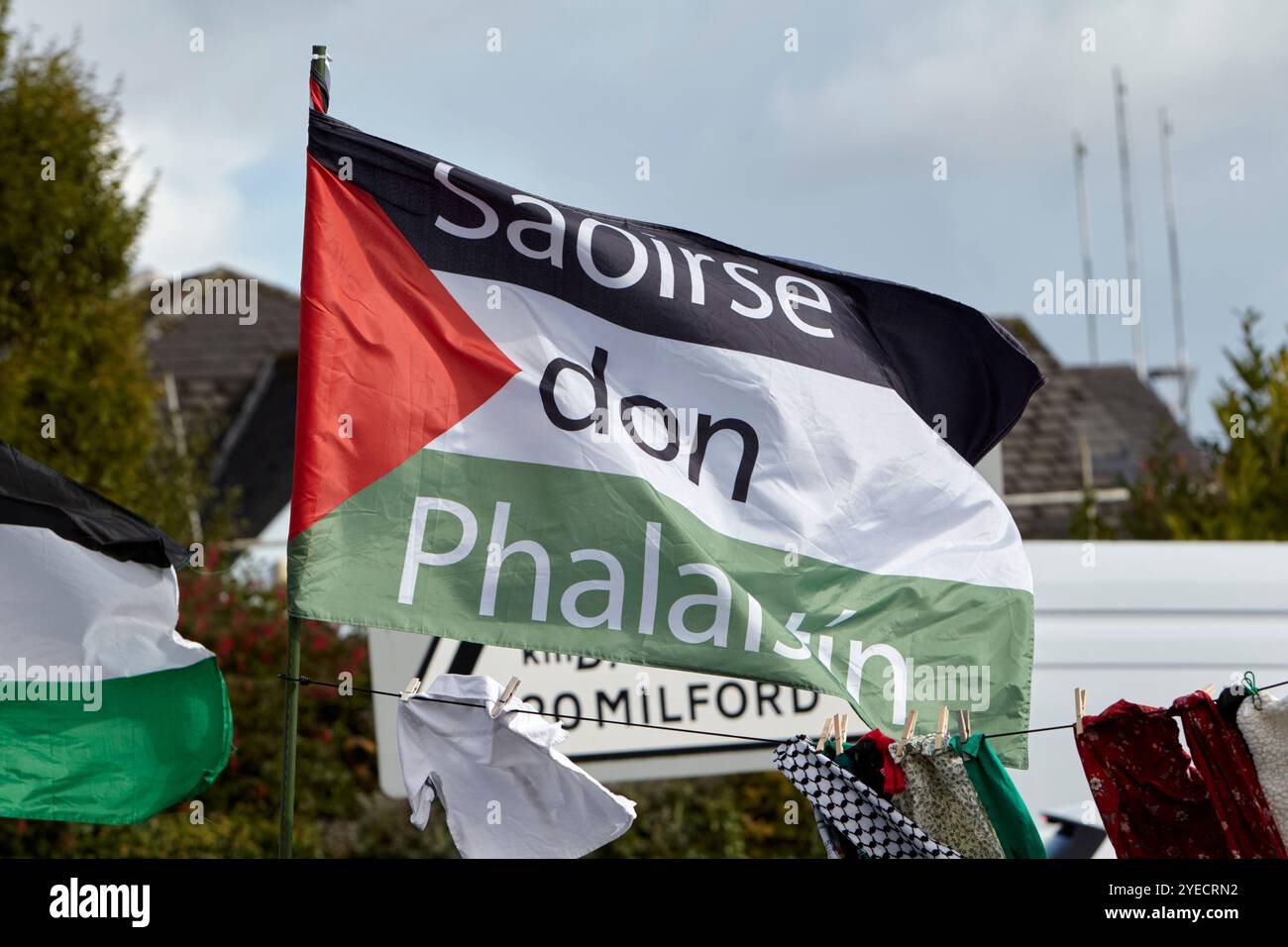 Protest gegen Völkermord in gaza mit palästinensischen Fahnen mit Freiheit für palästina in irischem letterkenny, County donegal, republik irland Stockfoto