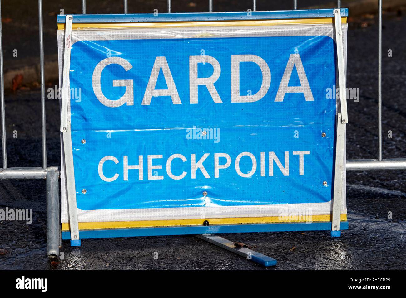 Blaues, temporäres garda-Kontrollzeichen bei einem Vorfall, County donegal, republik irland Stockfoto