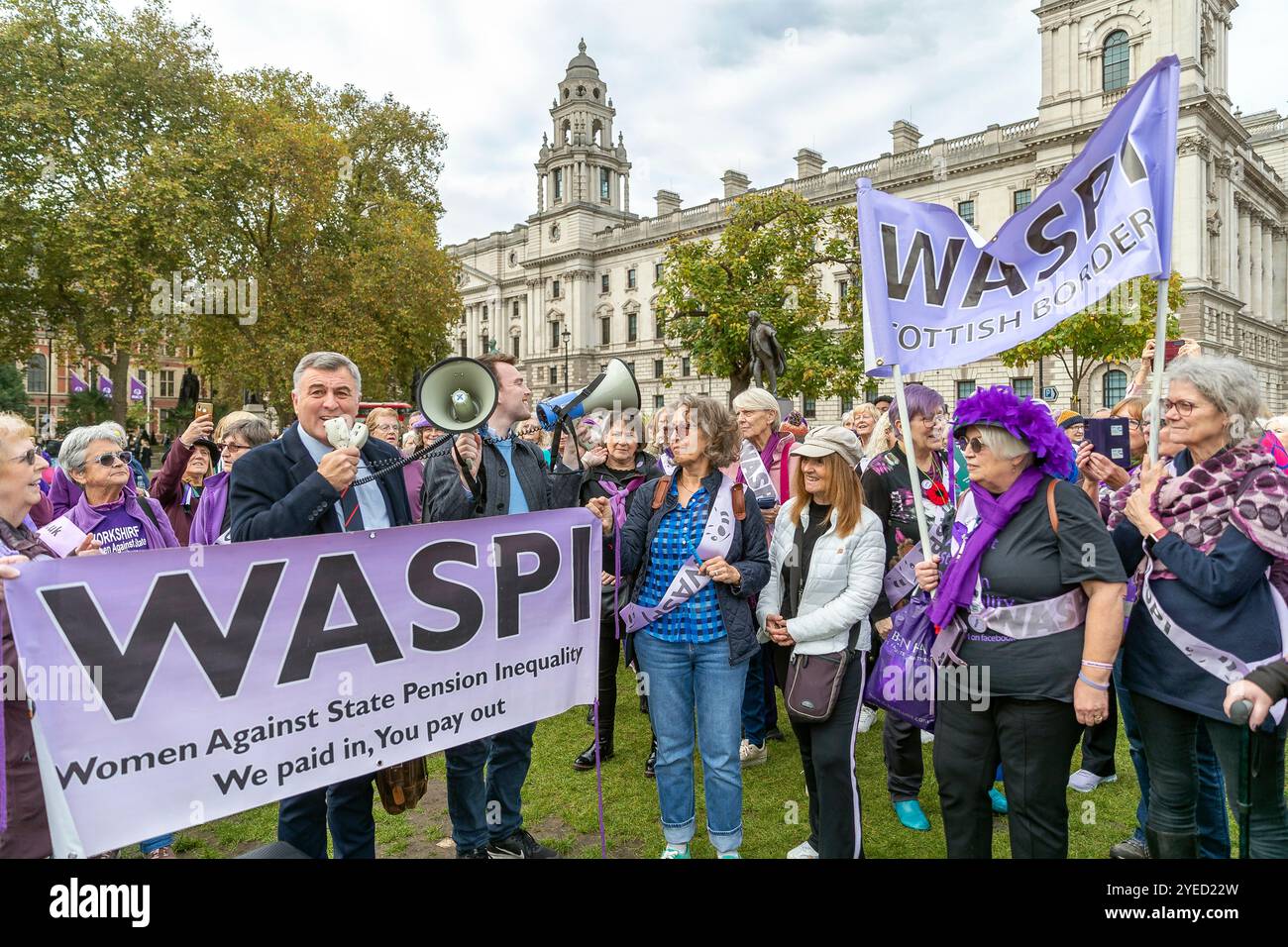 Parliament Square, Westminster, London, Großbritannien. Mittwoch, 30. Oktober 2024. Hunderte von Menschen kamen, um auf dem Parlamentsplatz zu demonstrieren, als Bundeskanzlerin Rachel Reeves die Haushaltsrede im Parlament hielt. WASPI (Women Against State Pension Ungleichheit) fordert die britische Regierung auf, eine faire und schnelle Entschädigung für alle Frauen zu vereinbaren, die von der mangelnden Benachrichtigung über die Erhöhung des Rentenalters (Rentengesetze 1995 und 2011) betroffen sind, um ihren finanziellen Verlusten, den anhaltenden Schäden an ihrer psychischen Gesundheit und ihrem Wohlbefinden und den zusätzlichen Auswirkungen Rechnung zu tragen. Stockfoto