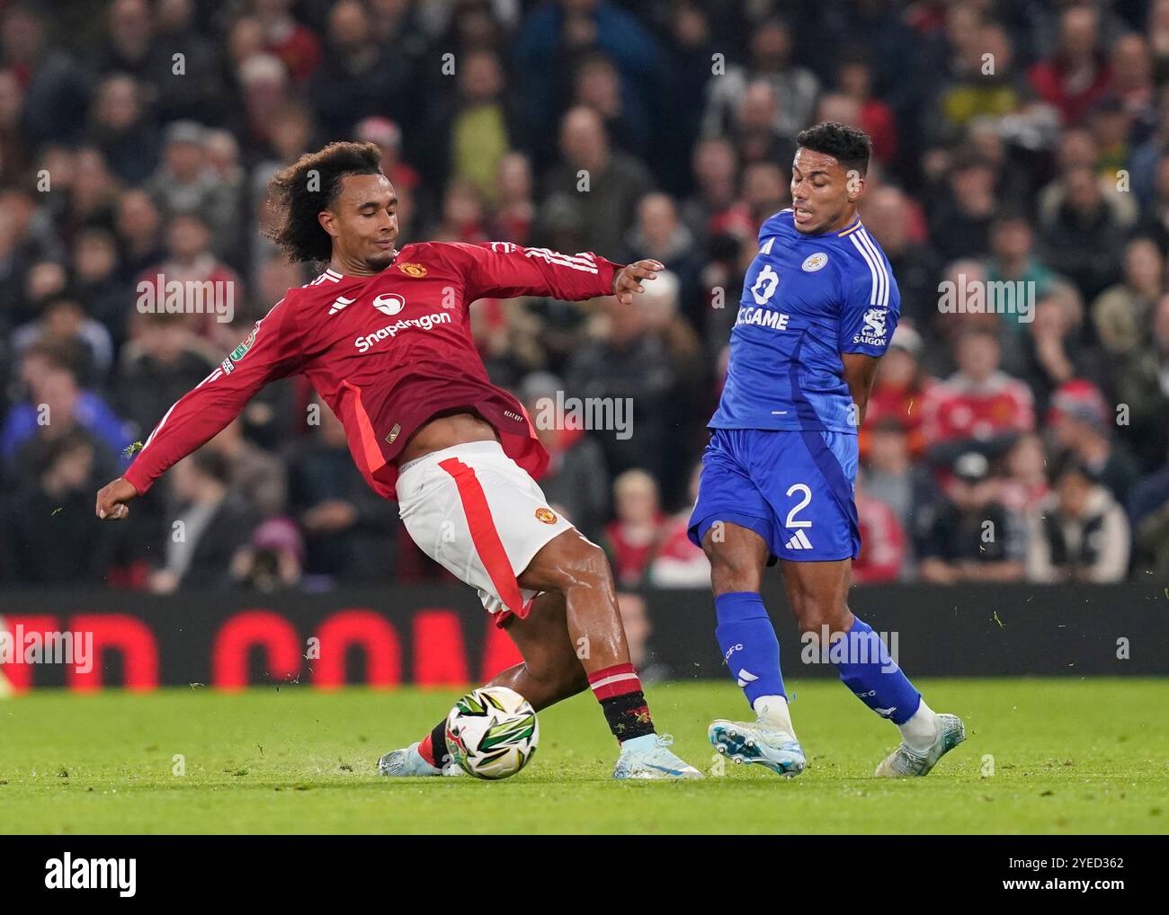 Manchester, Großbritannien. 30. Oktober 2024. Joshua Zirkzee von Manchester United und James Justin von Leicester City während des Carabao Cup Spiels in Old Trafford, Manchester. Der Bildnachweis sollte lauten: Andrew Yates/Sportimage Credit: Sportimage Ltd/Alamy Live News Stockfoto