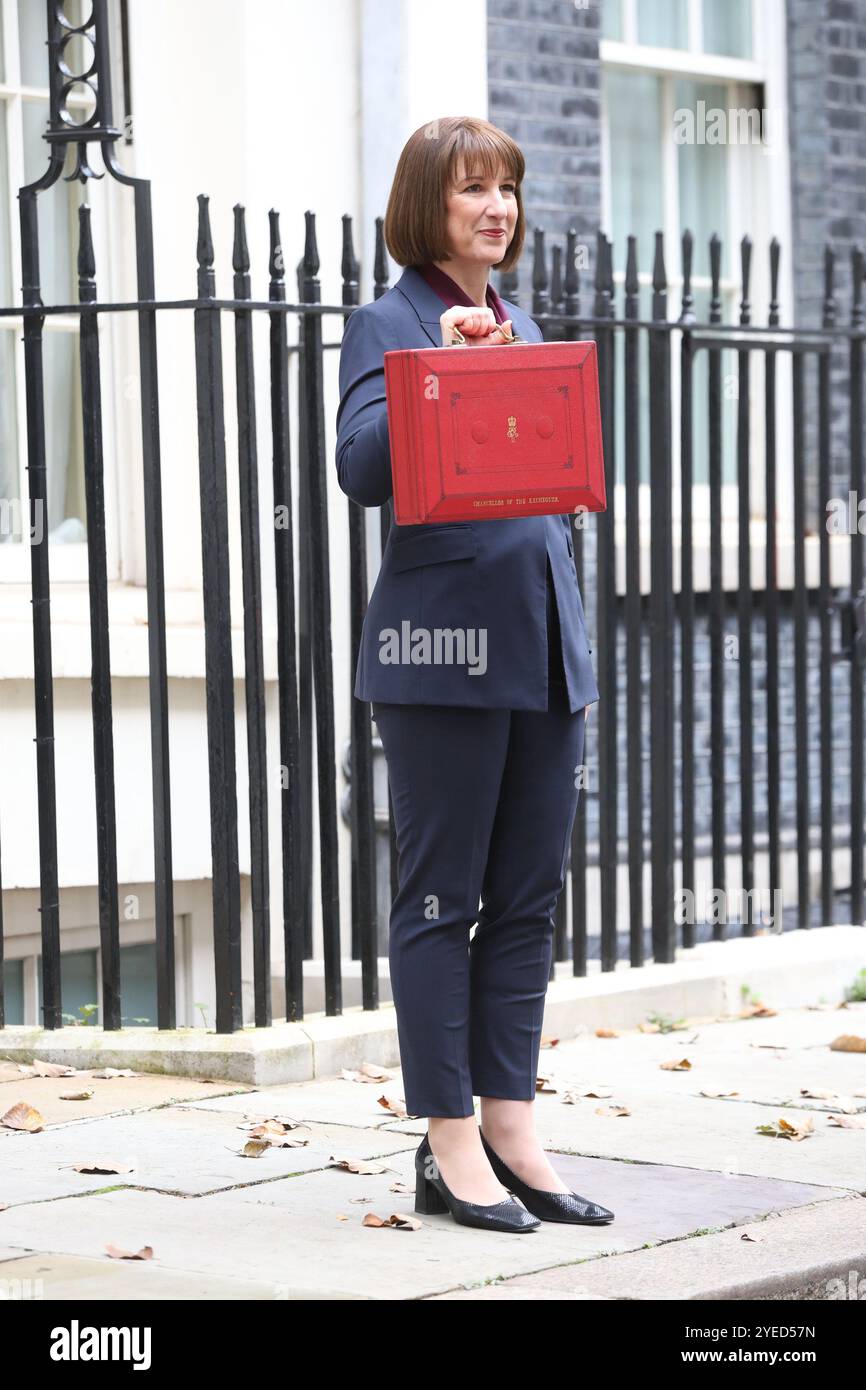 London, Großbritannien. 30. Oktober 2024. Rachel Reeves, britische Finanzkanzlerin, vor der Downing Street 11, bevor sie am 30. Oktober 2024 ihr Budget dem Parlament in London vorlegte. CAP/GOL © GOL/Capital Pictures Credit: Capital Pictures/Alamy Live News Stockfoto