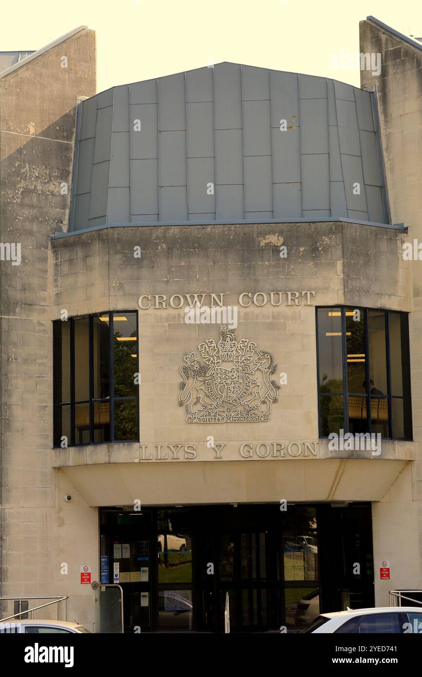 Haupteingang und Wappen des Swansea Crown Court. County and City of Swansea, South Wales, Vereinigtes Königreich. Vom Oktober 2024. Herbst Stockfoto