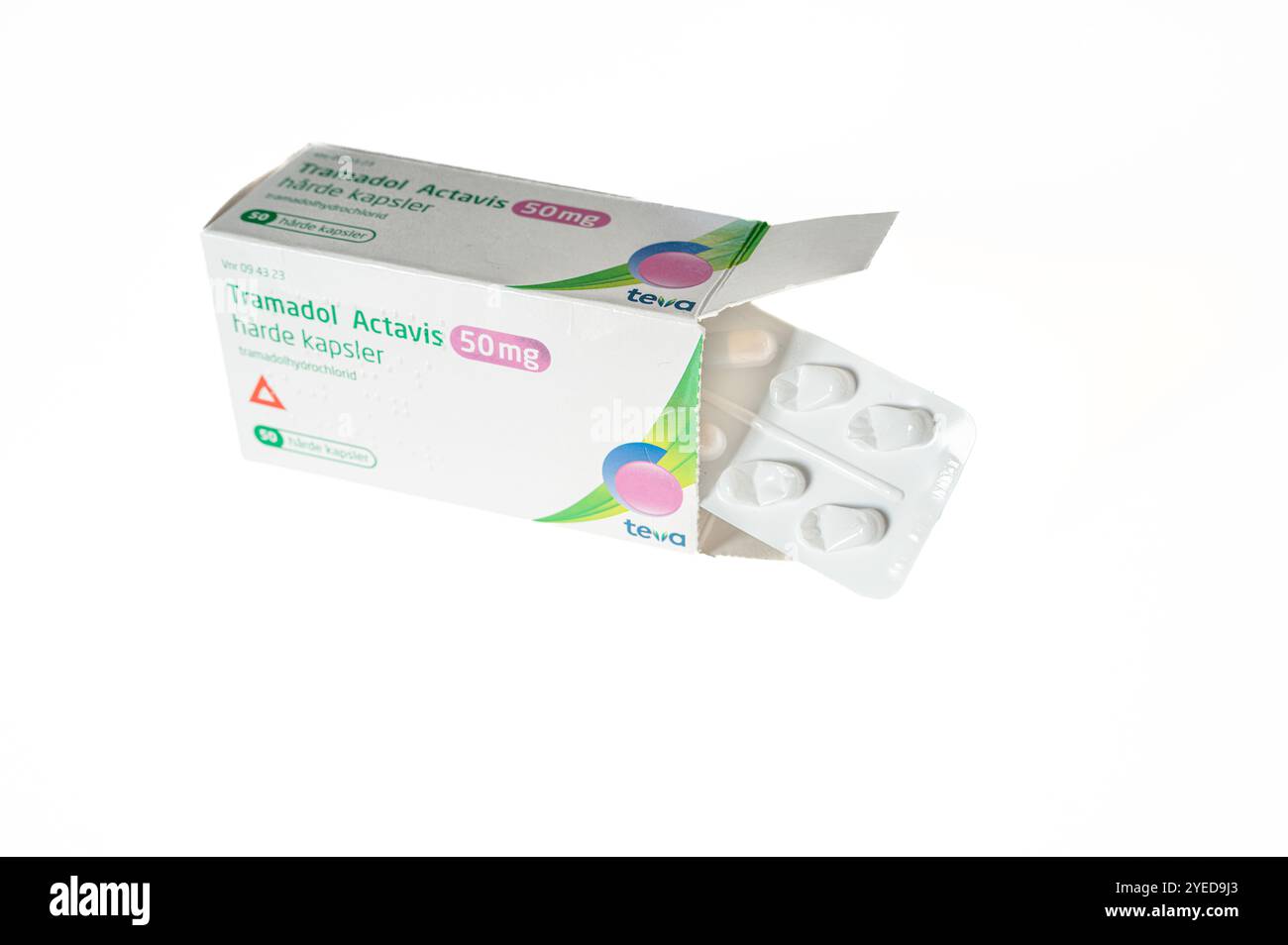 Eine Kiste Tramadol und ein Blatt Pillen isoliert auf weiß, Dänemark, 30. Oktober 2024 Stockfoto